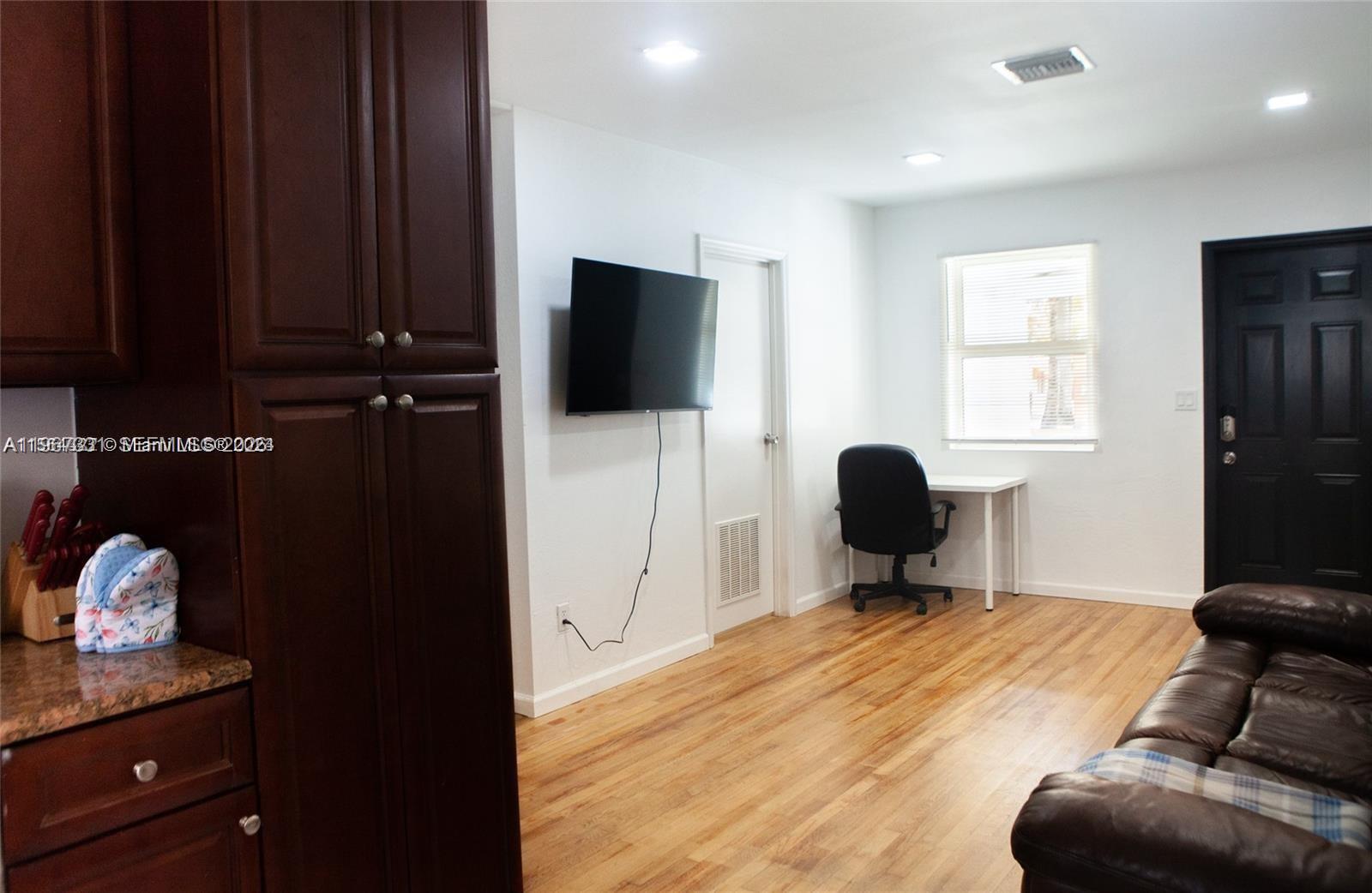 HOLLYWOOD ESTATES - Residential