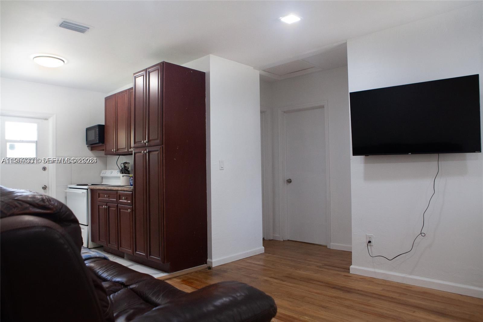 HOLLYWOOD ESTATES - Residential