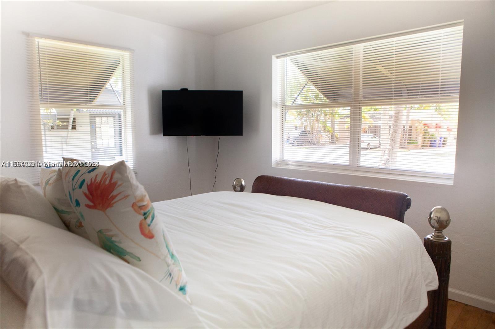 HOLLYWOOD ESTATES - Residential