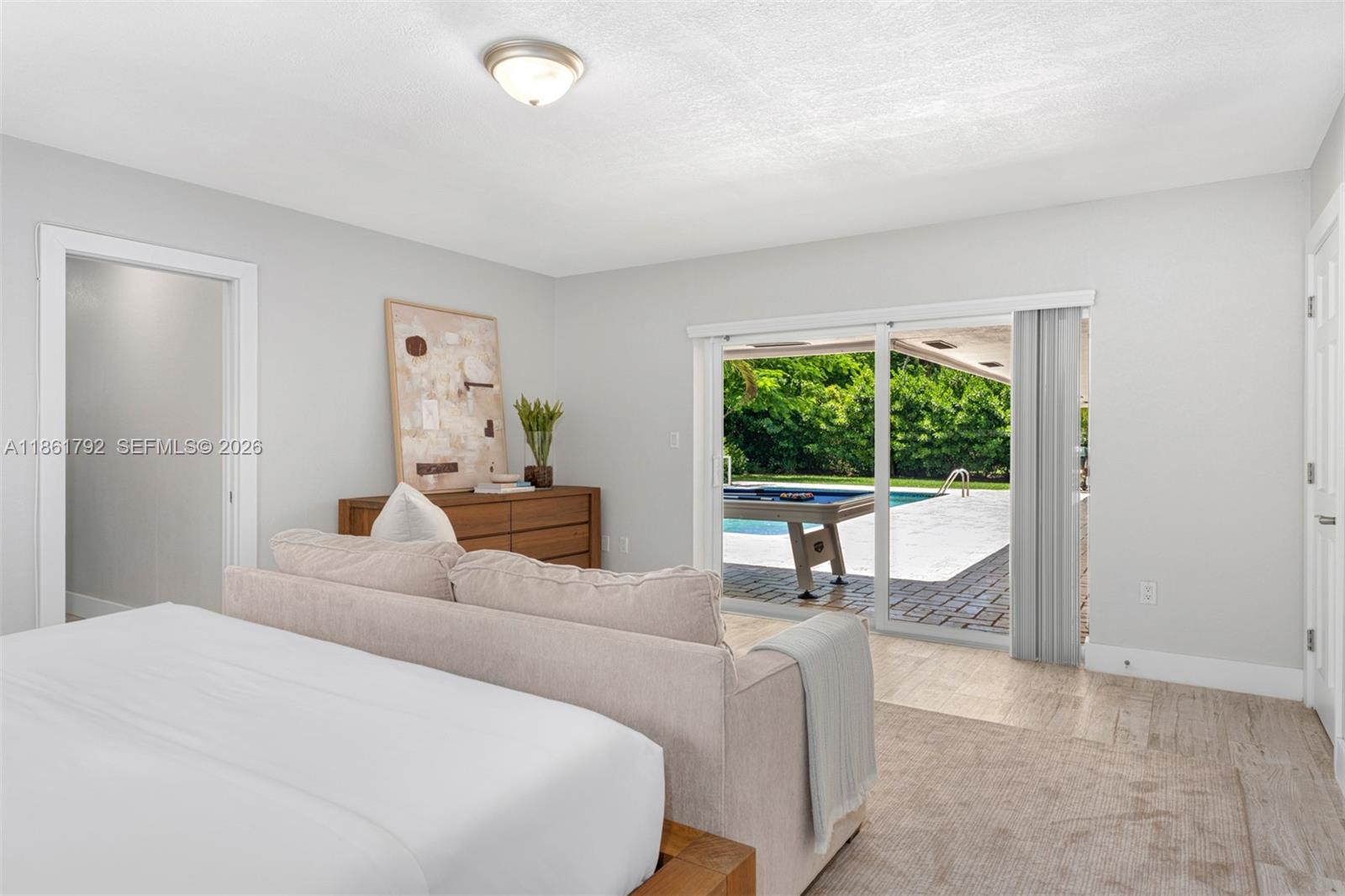 TOWN & RANCH ESTS - Residential