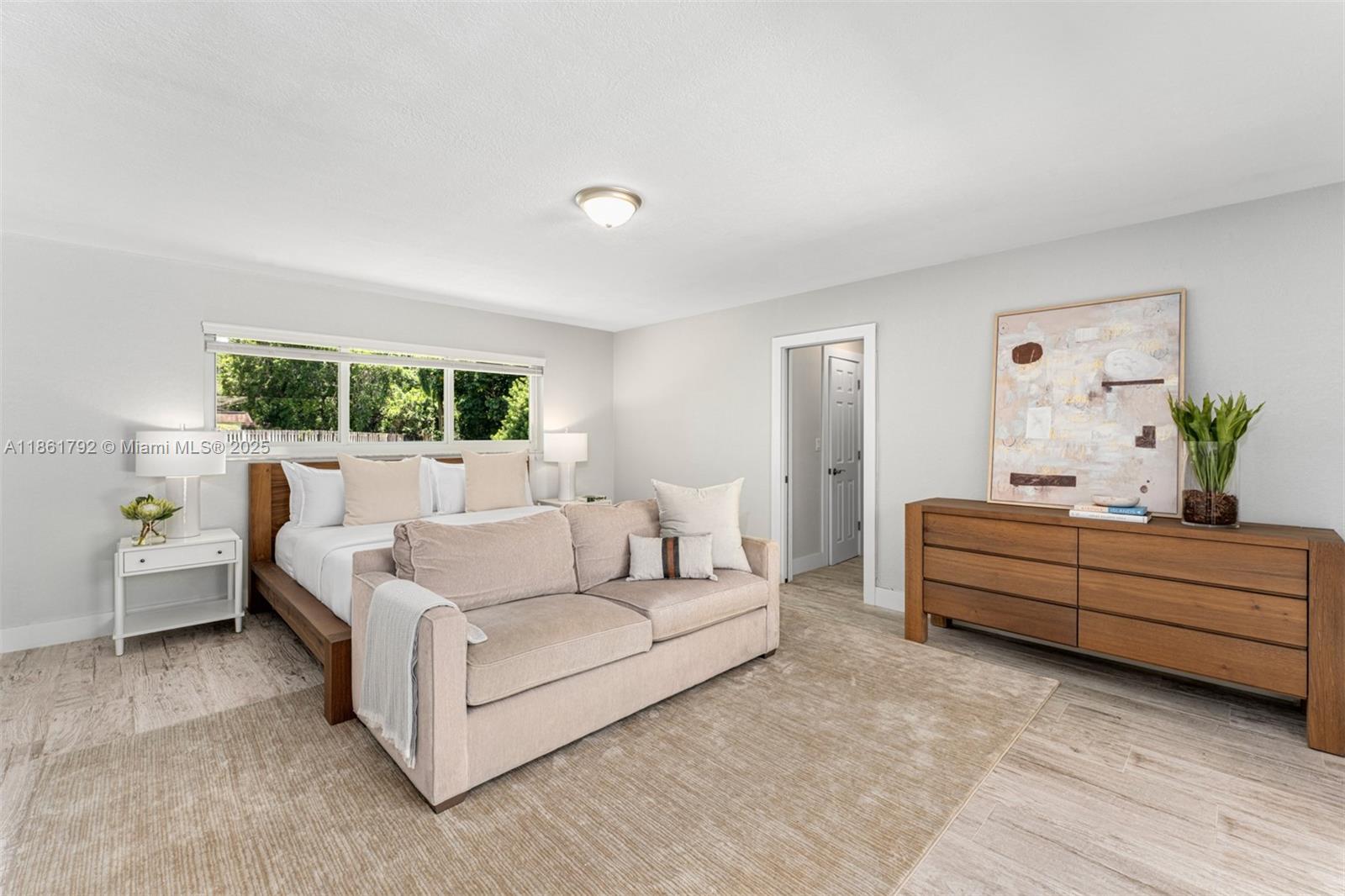 TOWN & RANCH ESTS - Residential