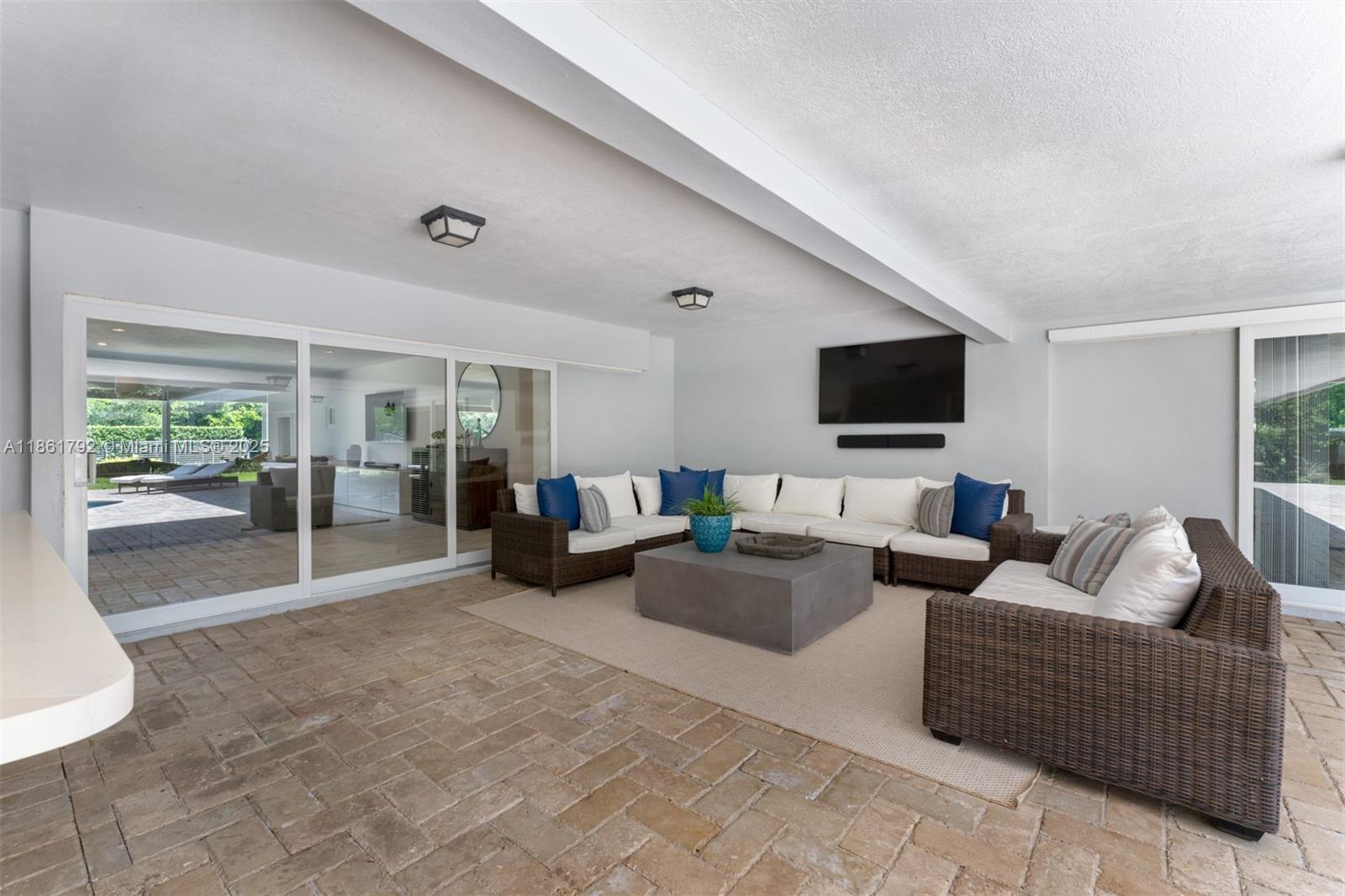 TOWN & RANCH ESTS - Residential