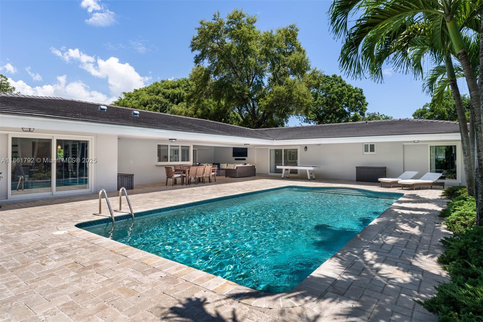 TOWN & RANCH ESTS - Residential