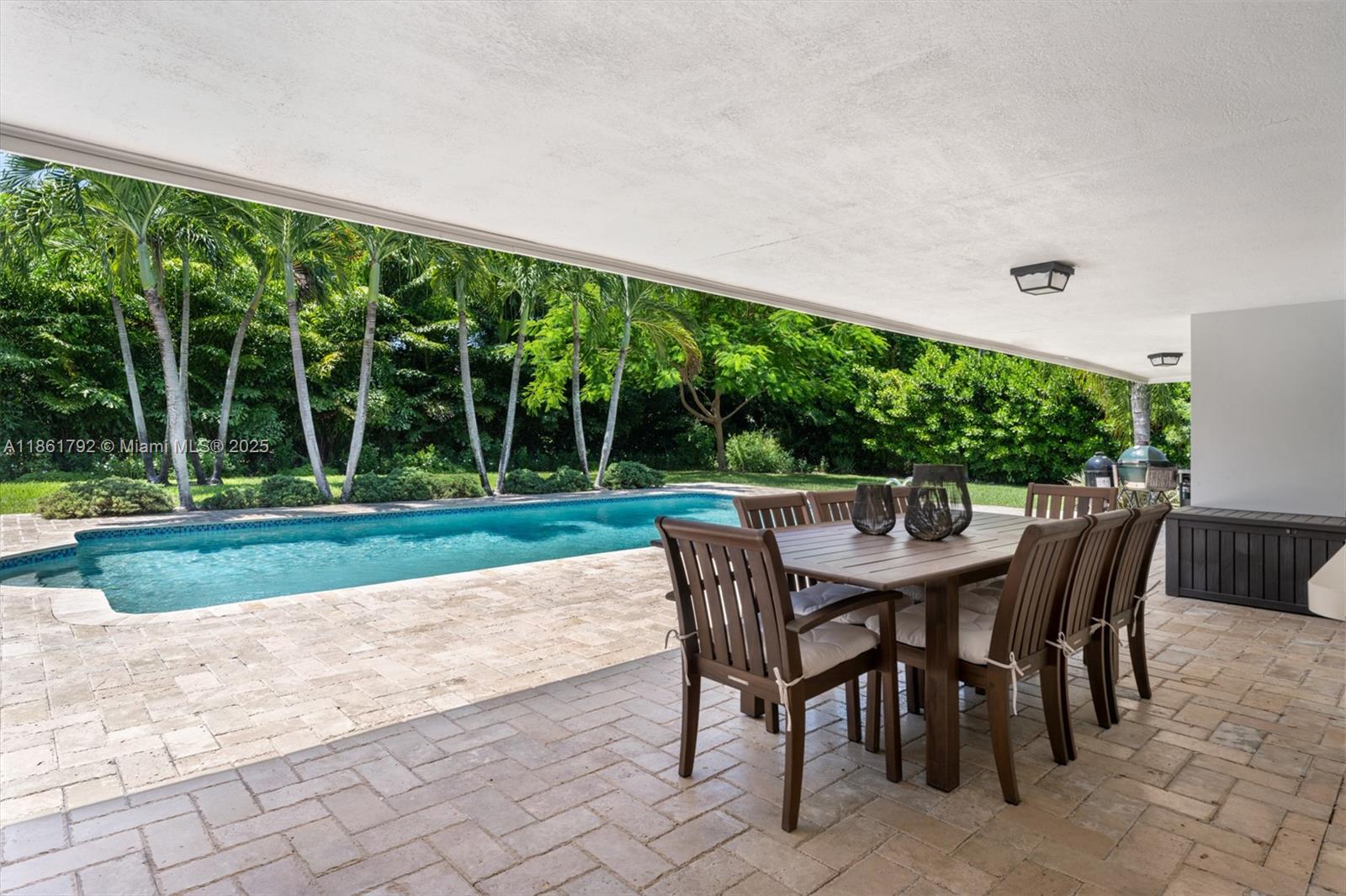 TOWN & RANCH ESTS - Residential