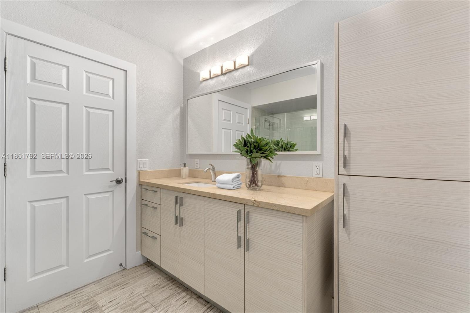 TOWN & RANCH ESTS - Residential