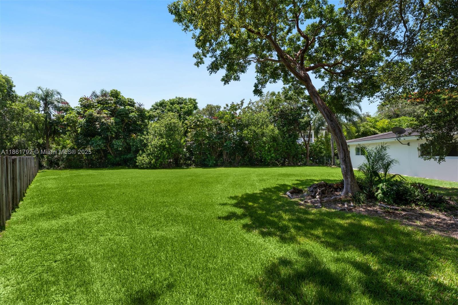 TOWN & RANCH ESTS - Residential