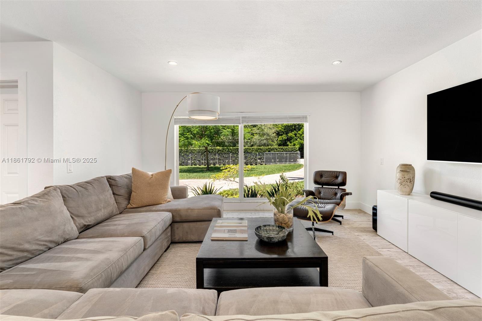 TOWN & RANCH ESTS - Residential