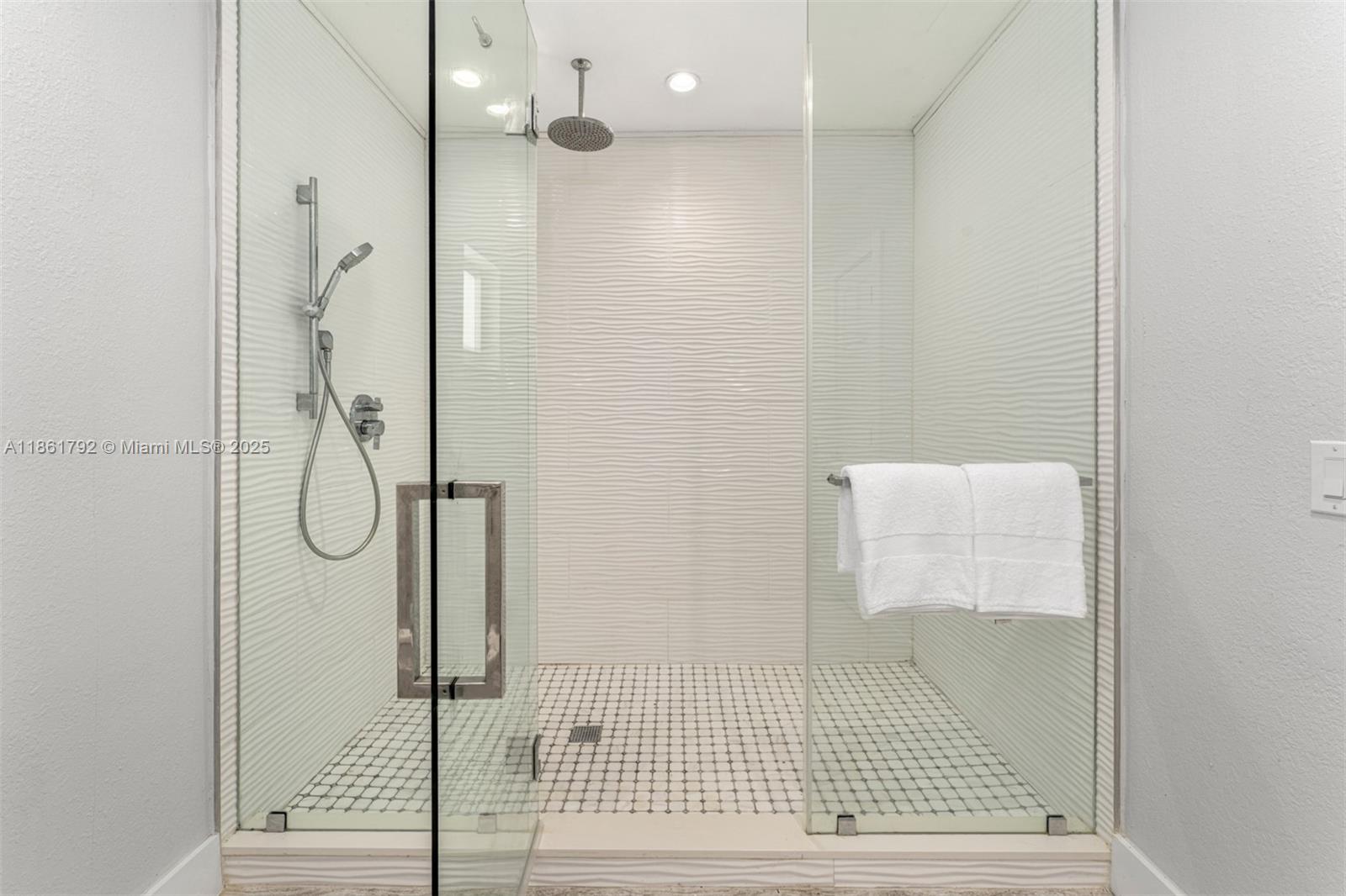 TOWN & RANCH ESTS - Residential