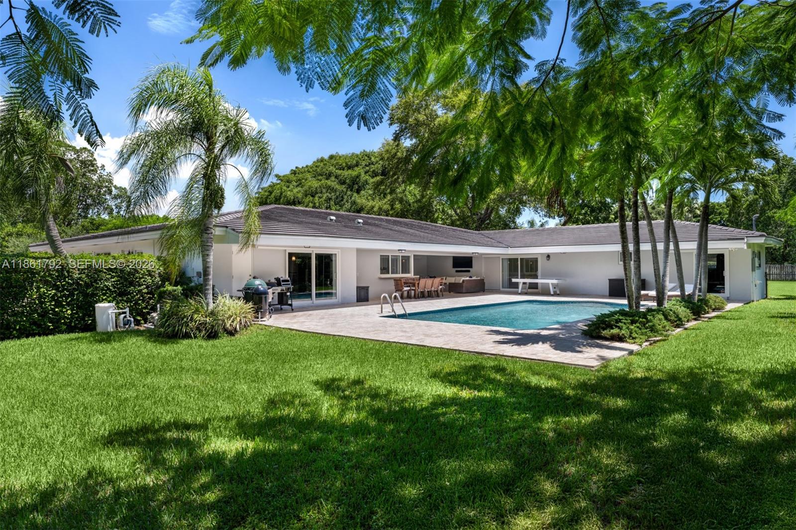 TOWN & RANCH ESTS - Residential