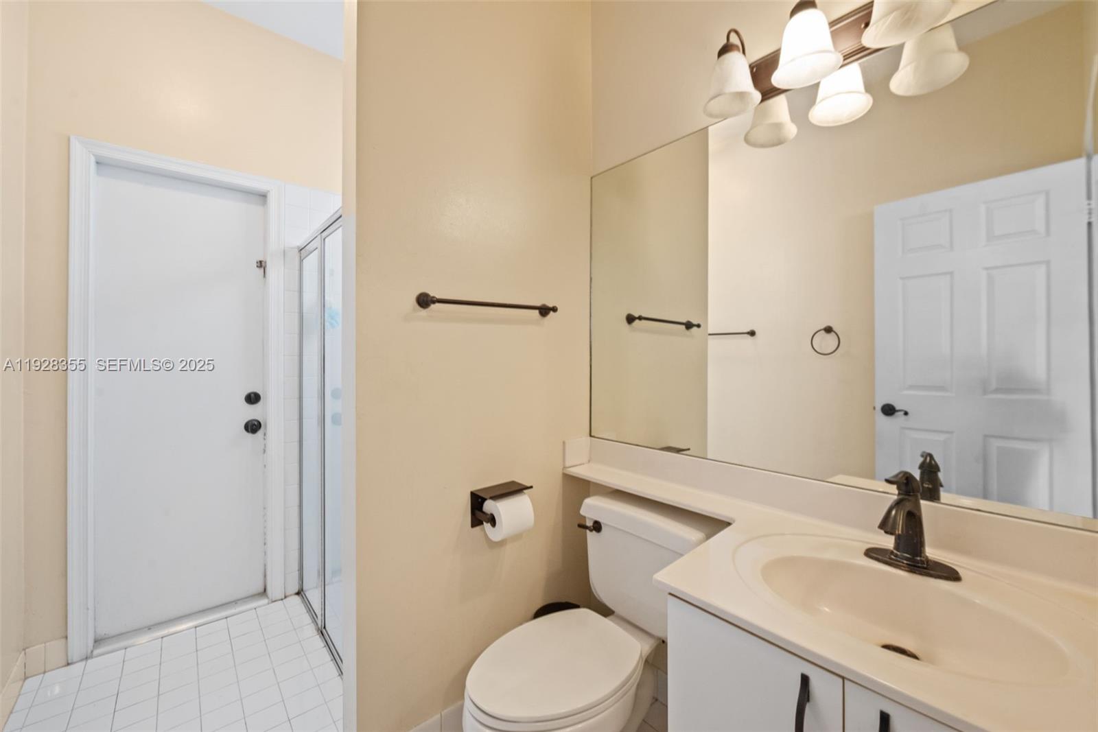 HOLLYWOOD LAKES COUNTRY C - Residential