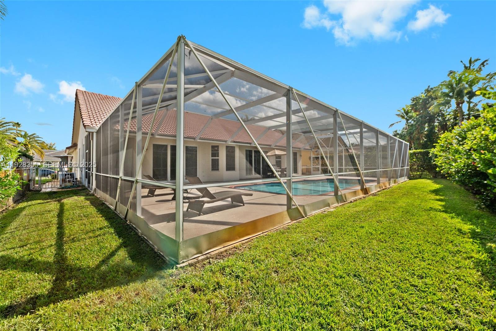 HOLLYWOOD LAKES COUNTRY C - Residential