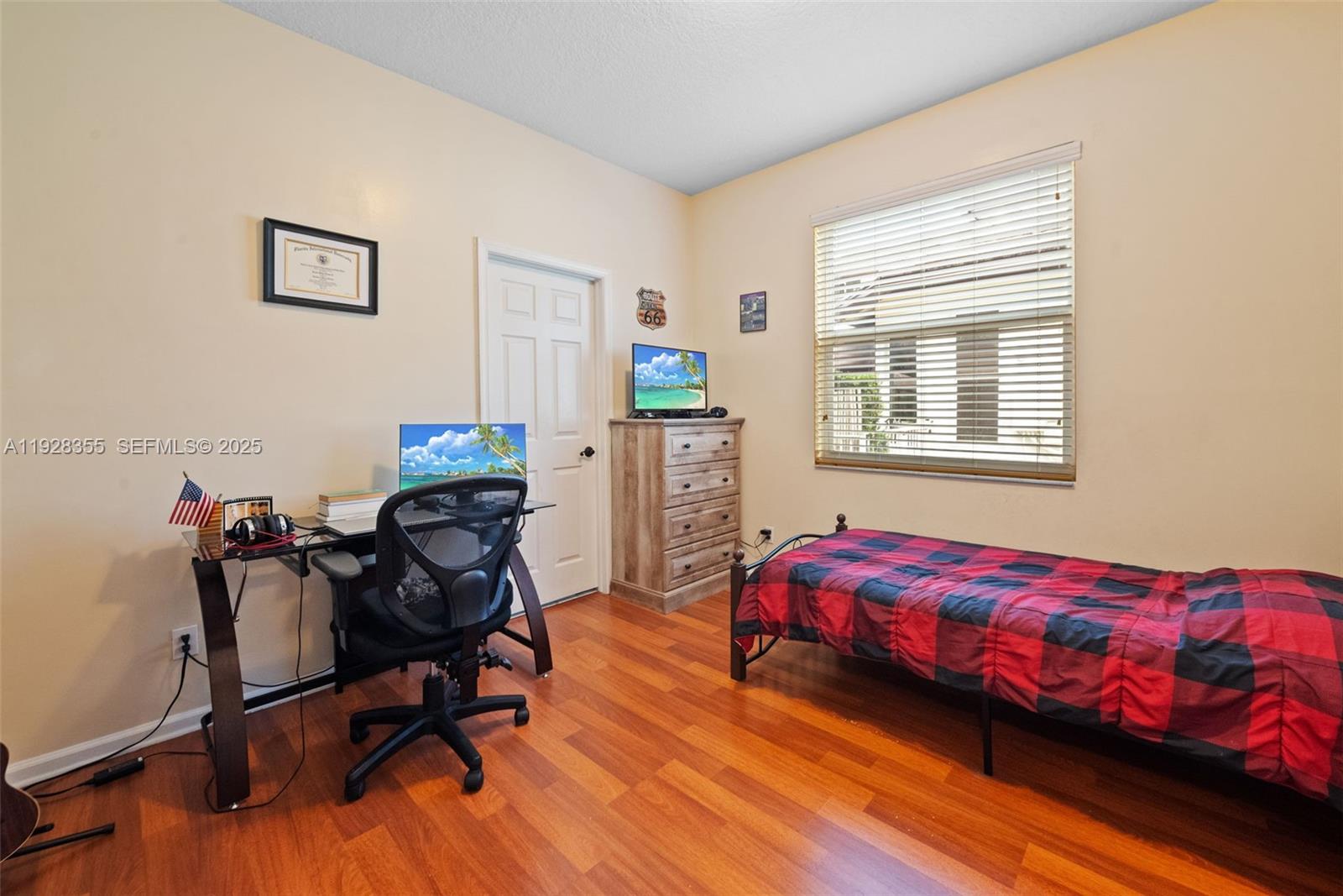 HOLLYWOOD LAKES COUNTRY C - Residential