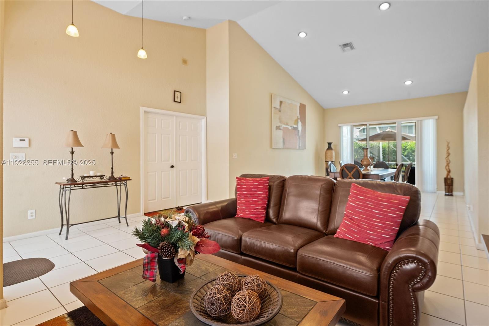 HOLLYWOOD LAKES COUNTRY C - Residential