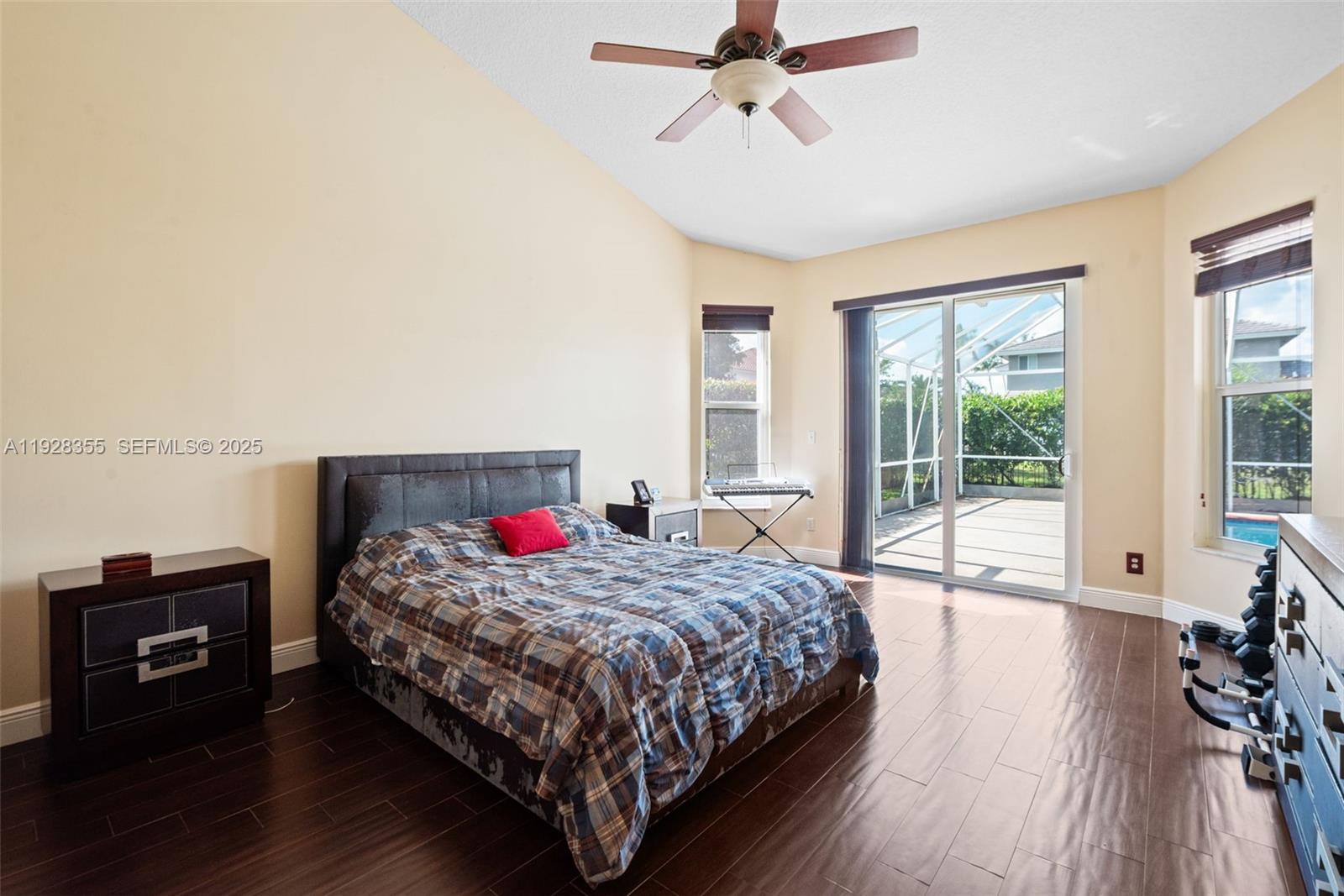 HOLLYWOOD LAKES COUNTRY C - Residential