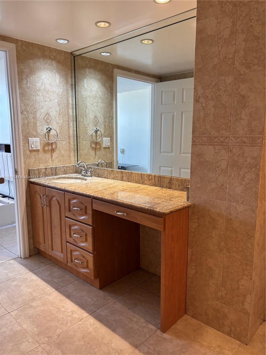 PLAZA TOWERS NORTH CONDO - Residential Lease