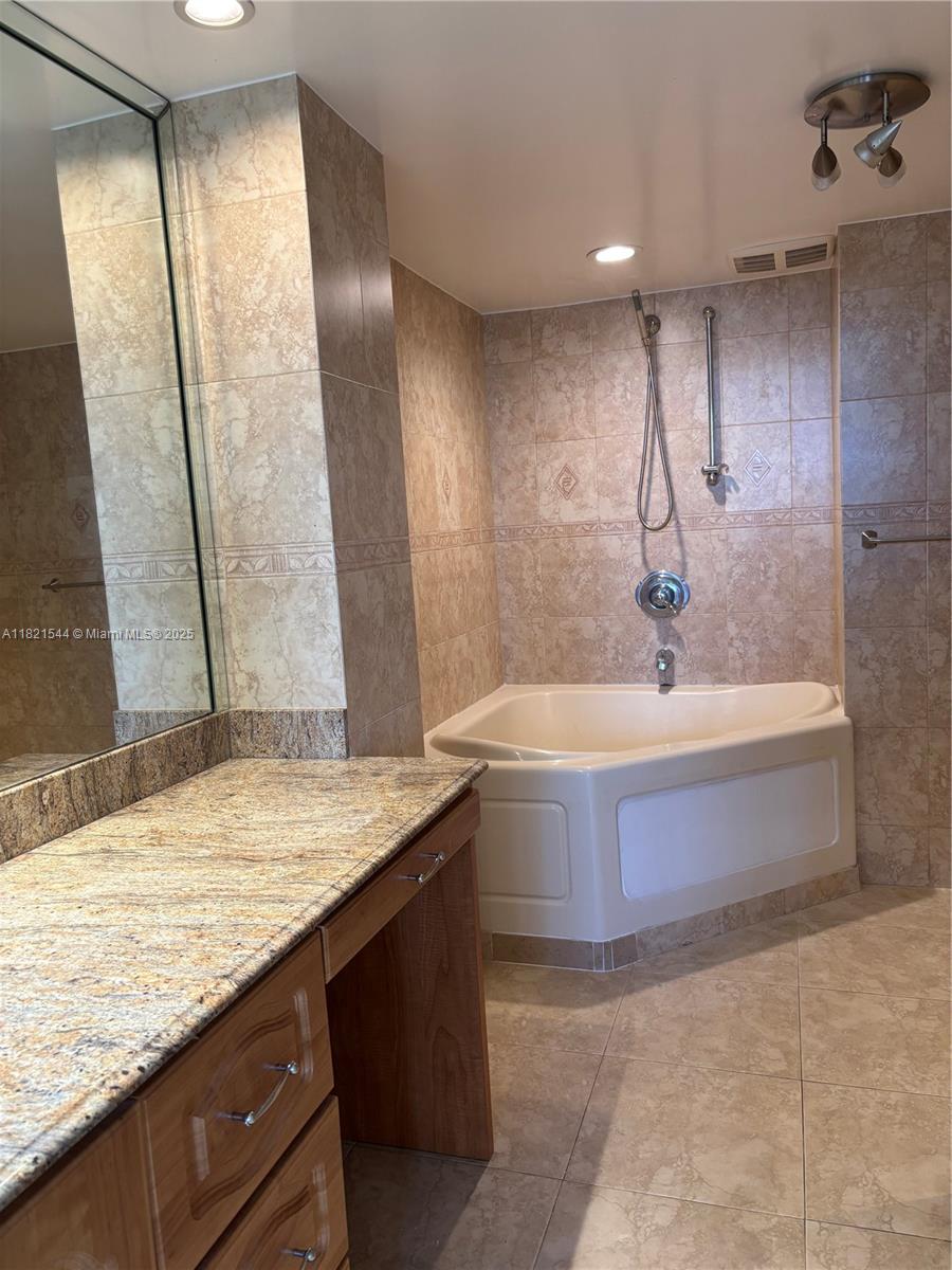 PLAZA TOWERS NORTH CONDO - Residential Lease