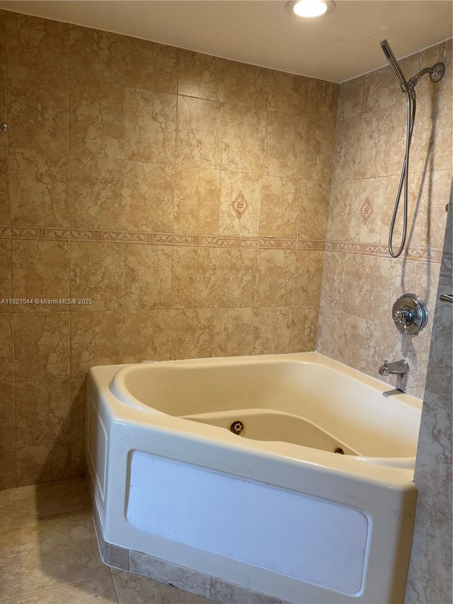 PLAZA TOWERS NORTH CONDO - Residential Lease