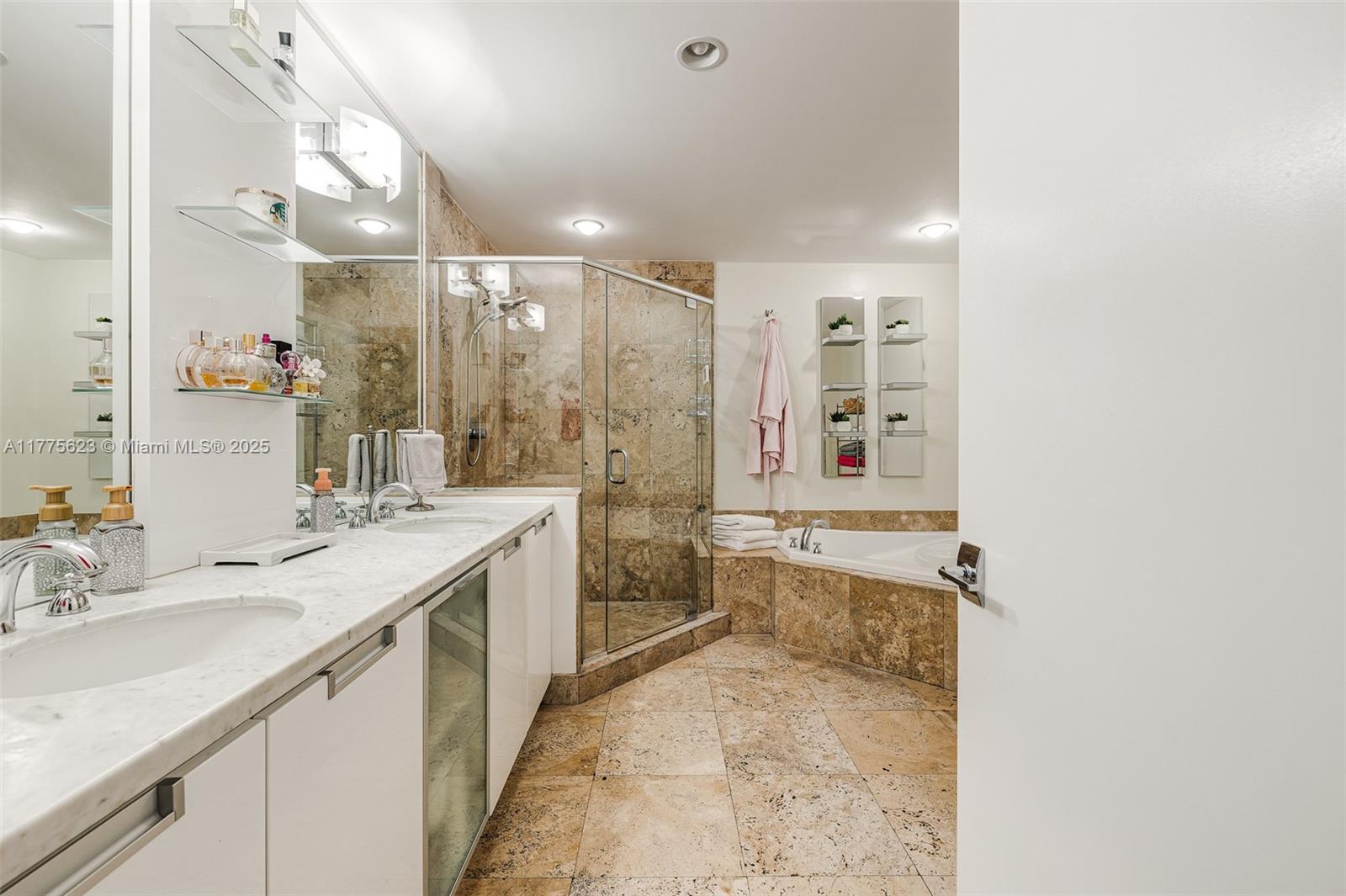 THE LEXI CONDO - Residential