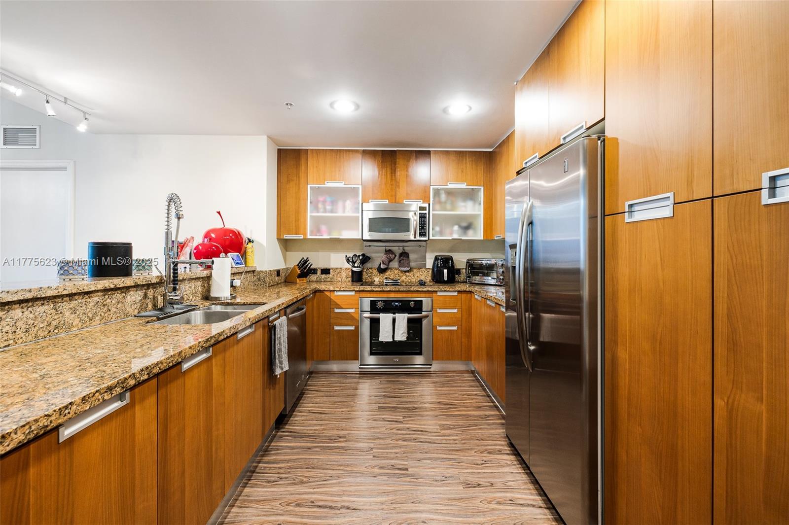 THE LEXI CONDO - Residential