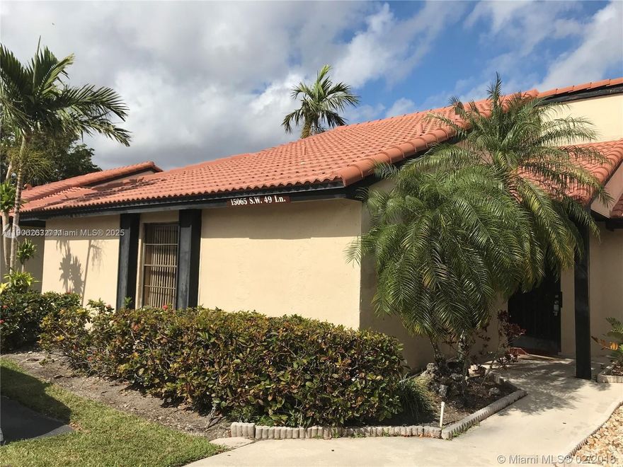 Townhouse for rent in the wonderful lakes of the Meadow. Two bedrooms and two bathrooms. Washer and Dryer inside the unit. Plenty of parking. Located near shopping, Restaurants, Bank, Library and best rated schools within walking distance.