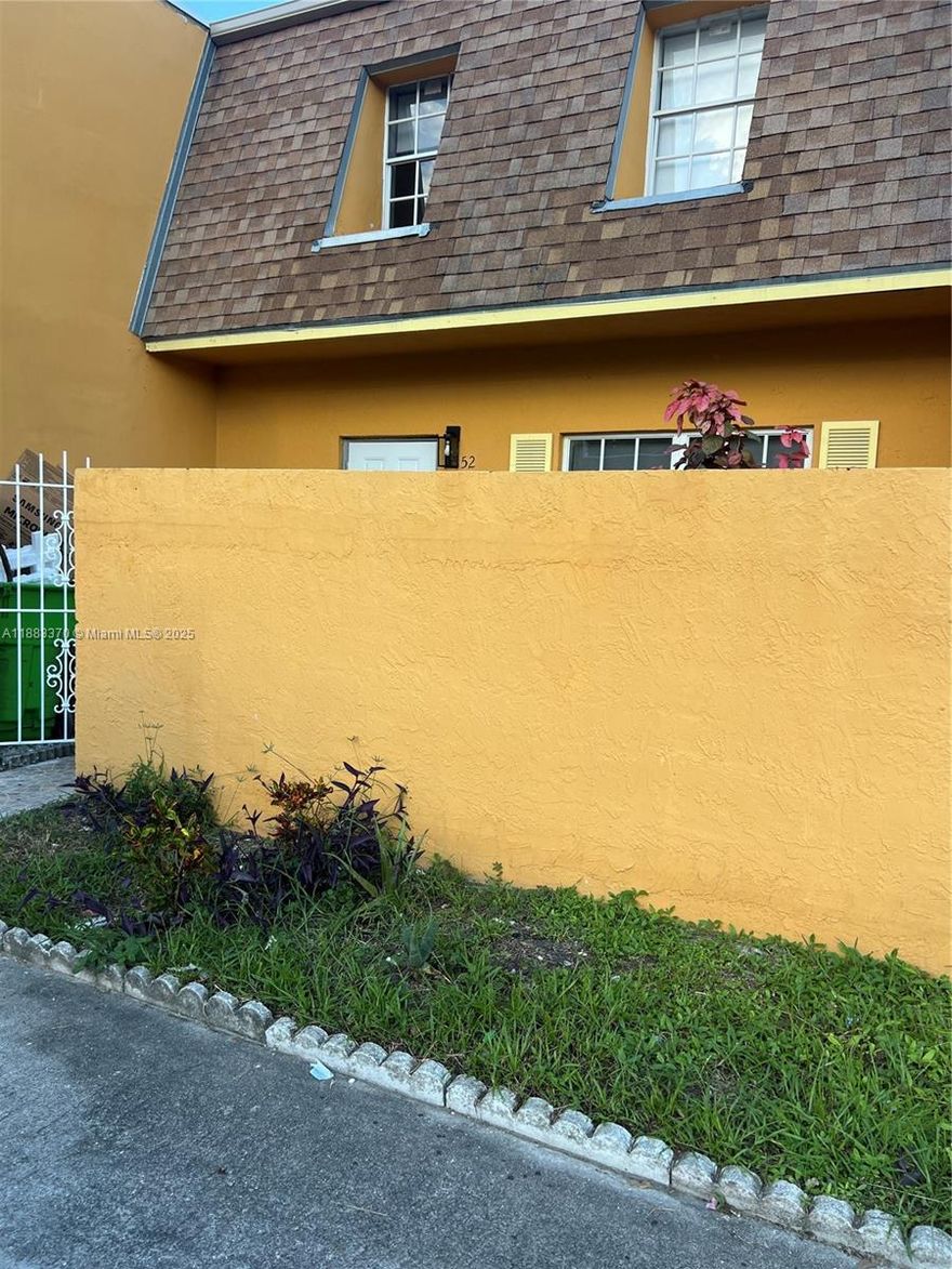 FULLY RENOVATED 3 BEDROON 2.5 BATH TOWNHOME IN SUNRISE TOWNE PREFERRED, NEW APPLICANCIES AND A/C , NEW FLOOR AND JUST PAINTED ,  WILL NOT LAST! LOCATED CLOSE TO A SHOPPING MALL, RESTAURANTS, PARKS, & MUCH MORE! WASHER & DRYER INSIDE THE UNIT