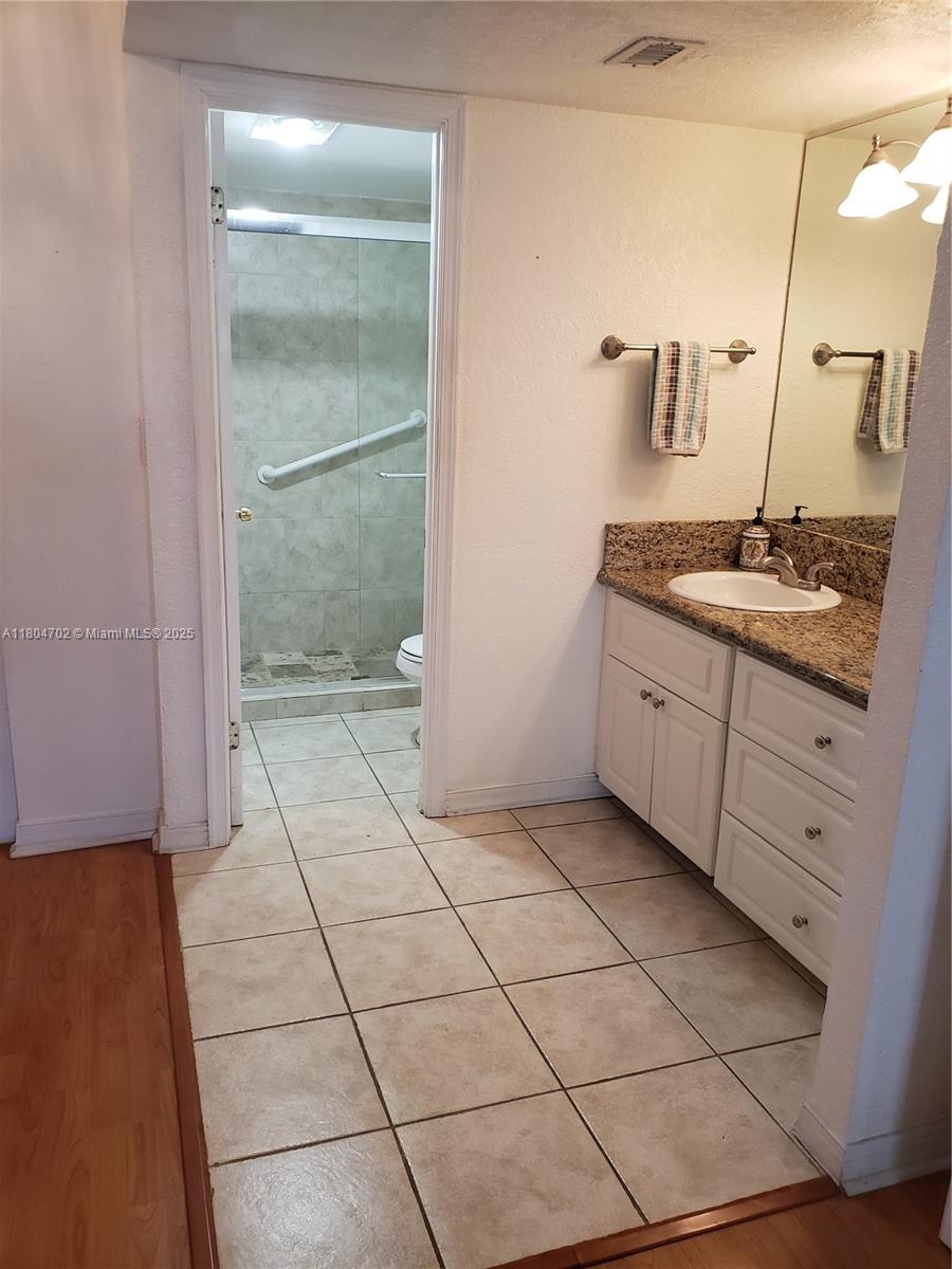 10852 N Kendall Dr 203