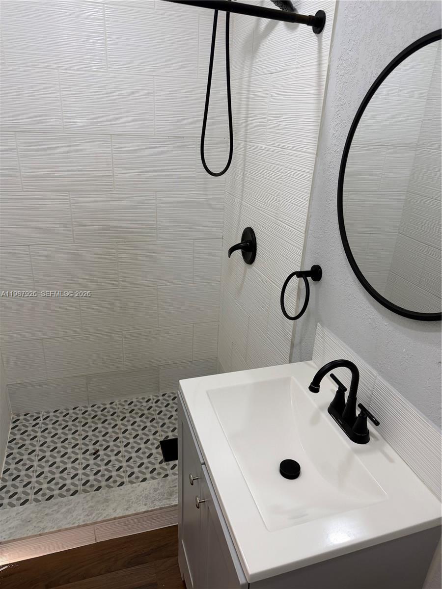 W MIAMI HGTS REV PL #1 - Residential Lease