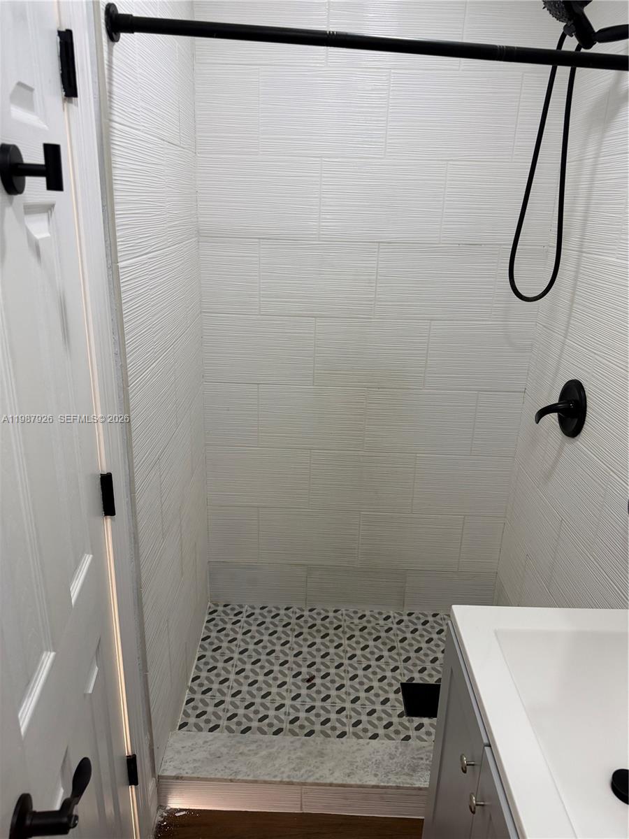 W MIAMI HGTS REV PL #1 - Residential Lease