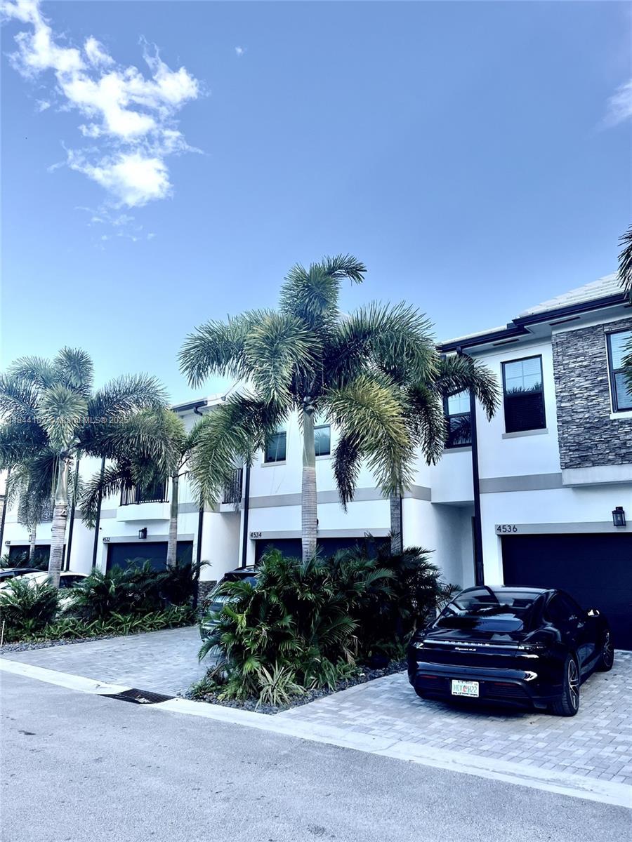 Luxurious and Spacious Townhouse: With Private Patio,3 Bedrooms and 2.5 Bathrooms.
This elegant Townhouse features Ceramic and Laminate Flooring, a Spacious Master Bedroom with a Balcony, Walk-in Closet, and an Inviting Bathroom.
Perfectly Located just minutes from Fort Lauderdale International Airport, The Hard Rock Casino, Nova Southeastern University, Major Hospitals, Main Roads, Supermarkets, and Only a Short Drive to the Beach and much More.
Don't Miss the Opportunity to Live There.