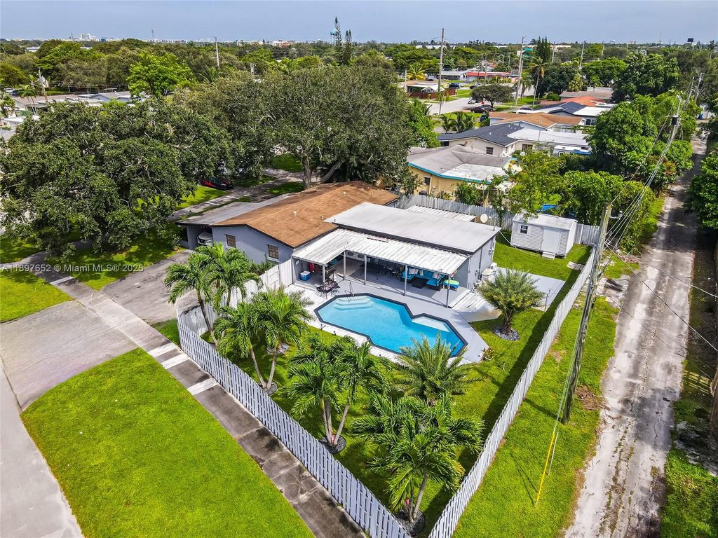 Photo of 3338 Taft St, Hollywood, FL 33021 (MLS # A11897652)