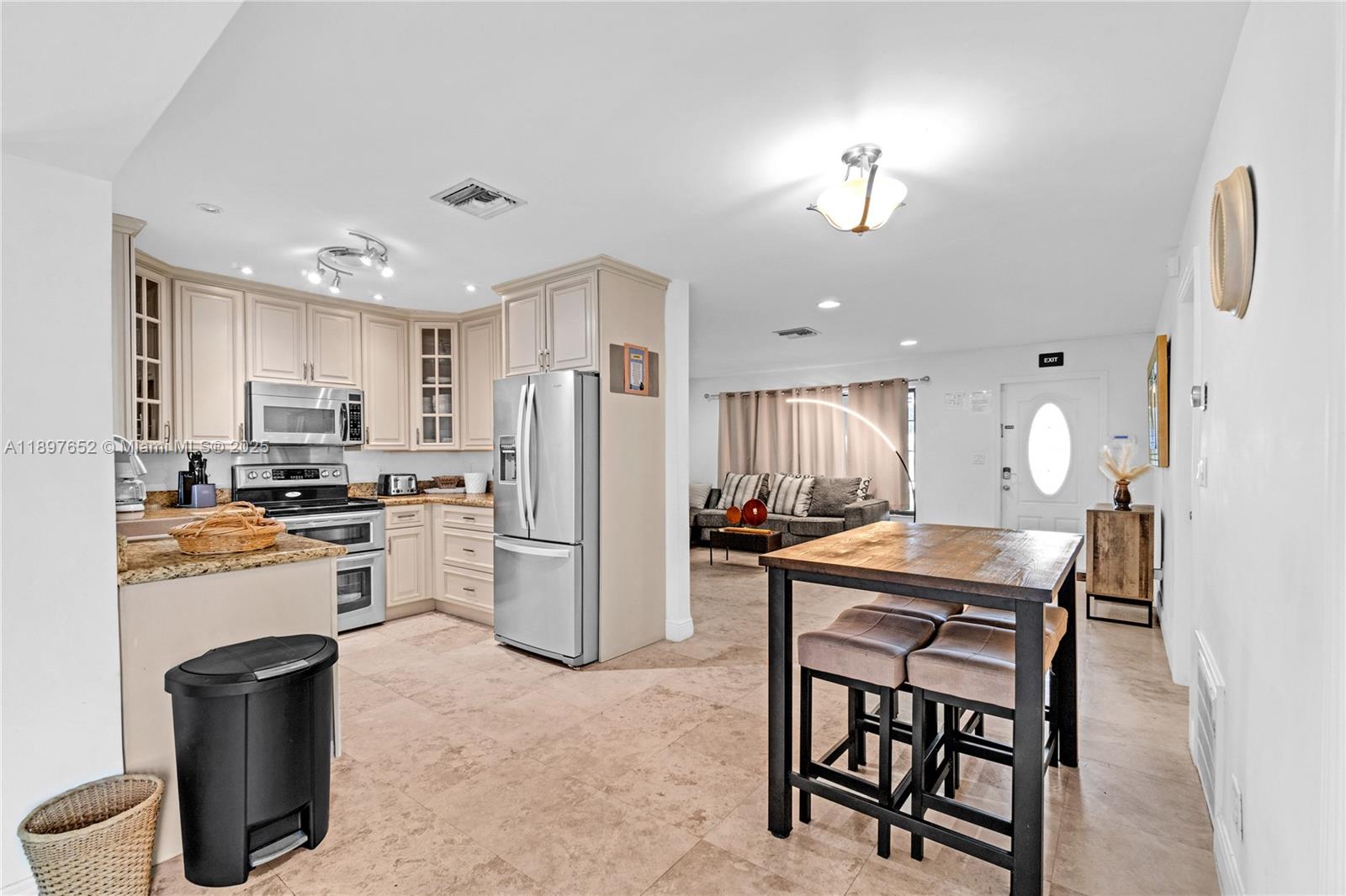 HOLLYWOOD HILLS - Residential