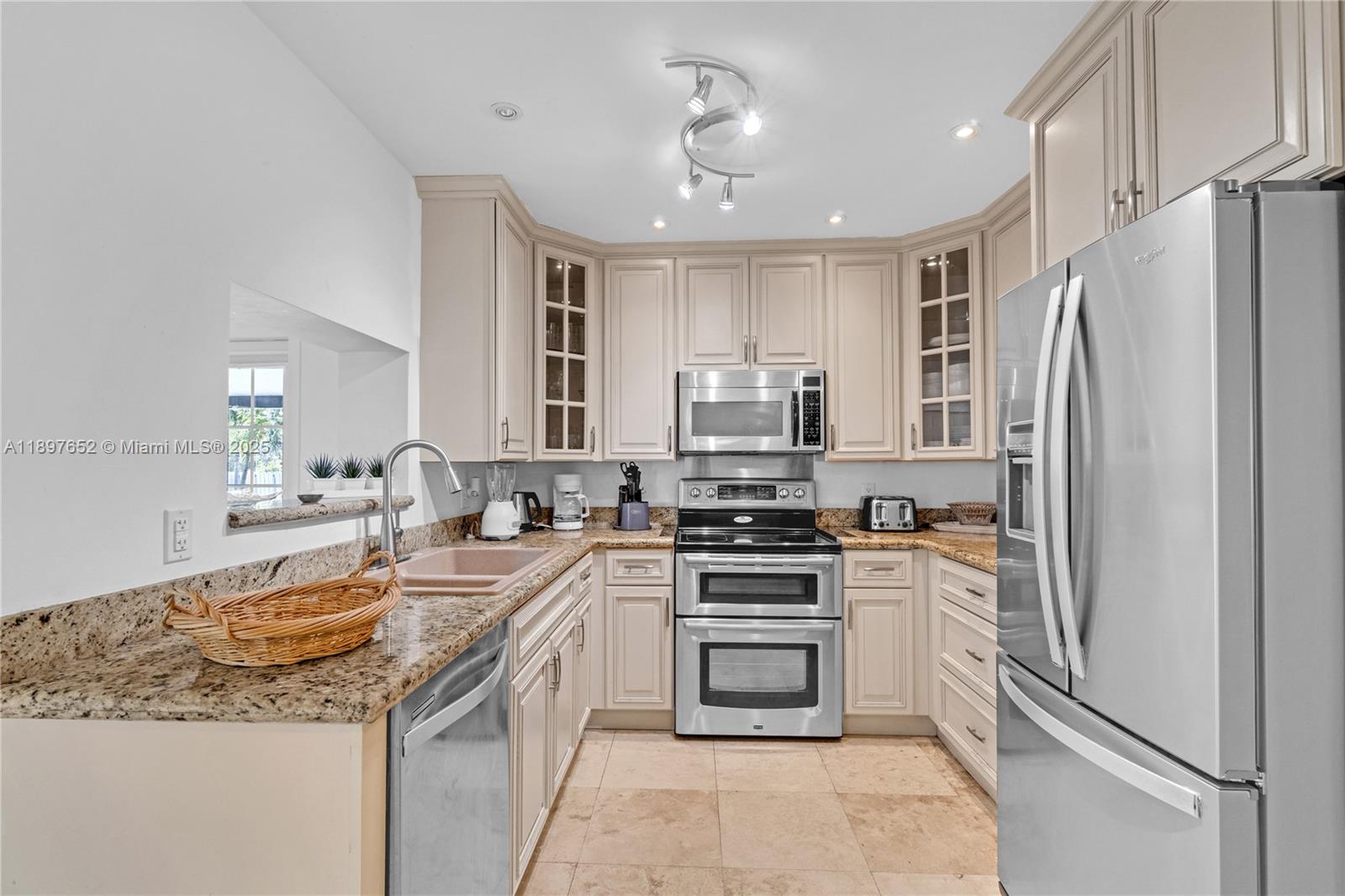 HOLLYWOOD HILLS - Residential