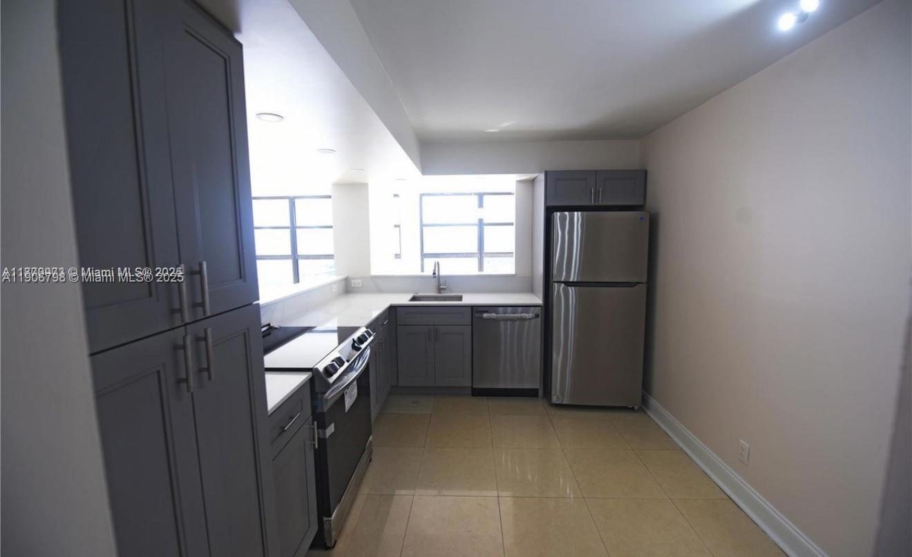 200 LESLIE CONDO - Residential