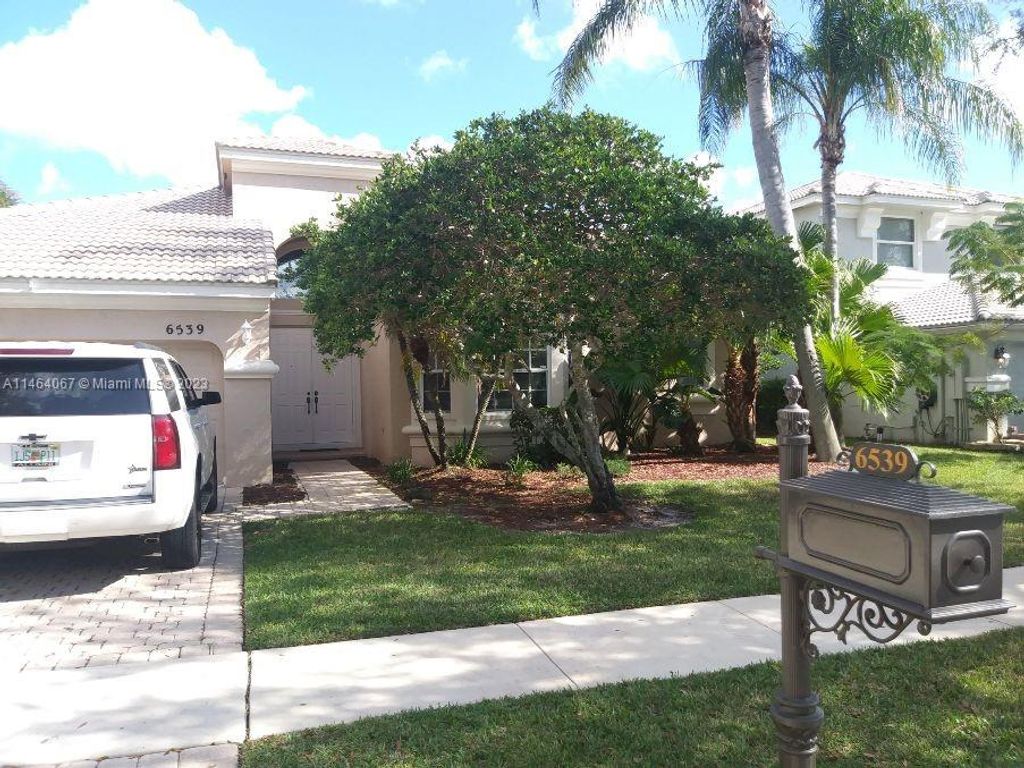 Photo of 6539 Stonehurst Cir, Lake Worth, FL 33467 (MLS # A11464067)