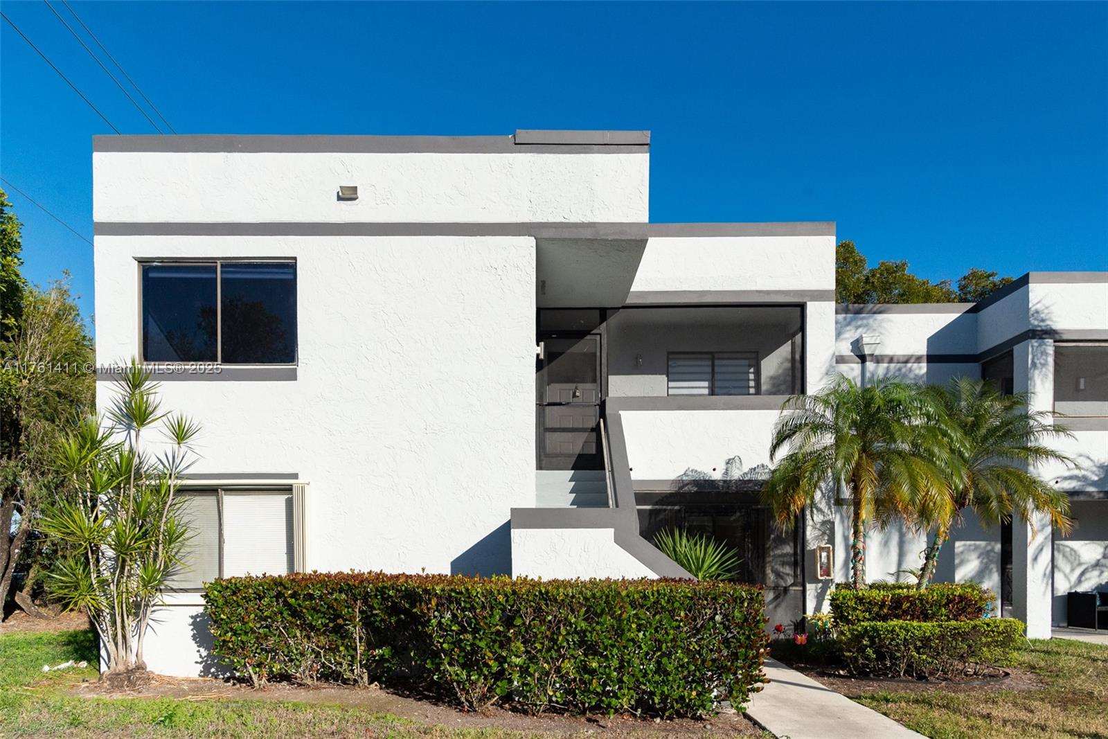 Rental Property at 153 Lakeview Dr 201, Weston, Broward County, Florida - Bedrooms: 3 
Bathrooms: 2  - $2,750 MO.