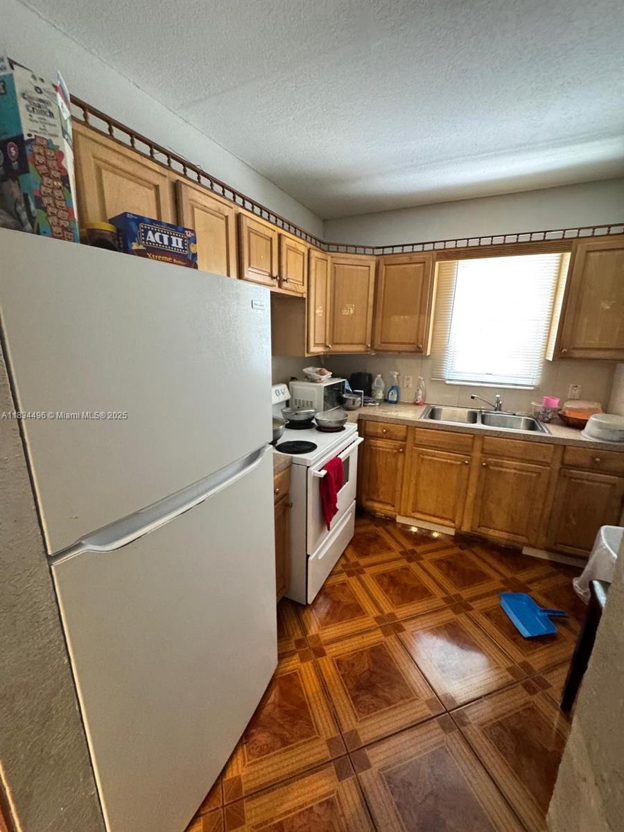 TENANT OCCUPIED.Excellent Investment Property ! Close to shopping center, public transportation and grocery store.great cash flow opportunity.