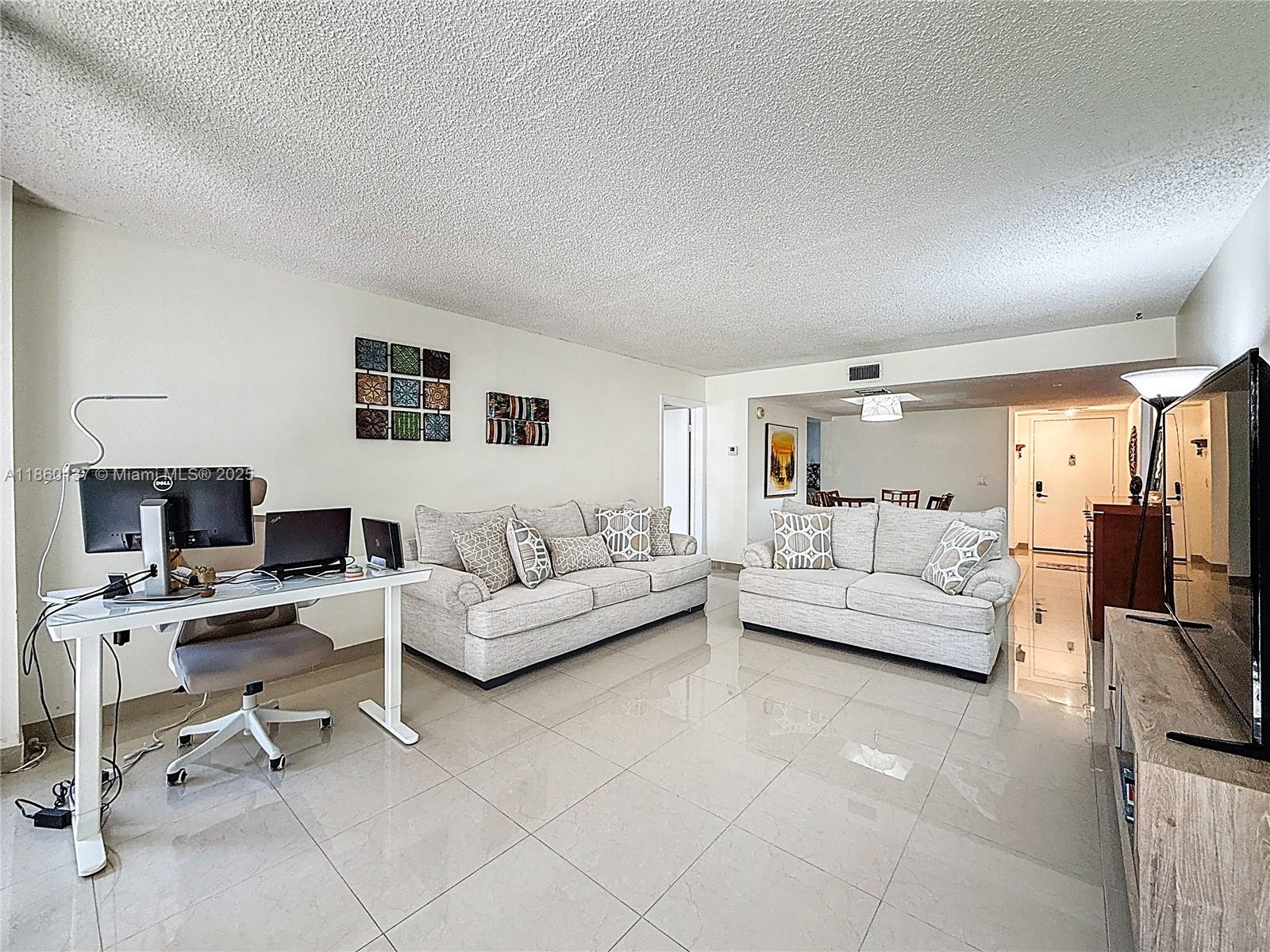 BLDG 9 OF COUNTRY CLUB AP - Residential