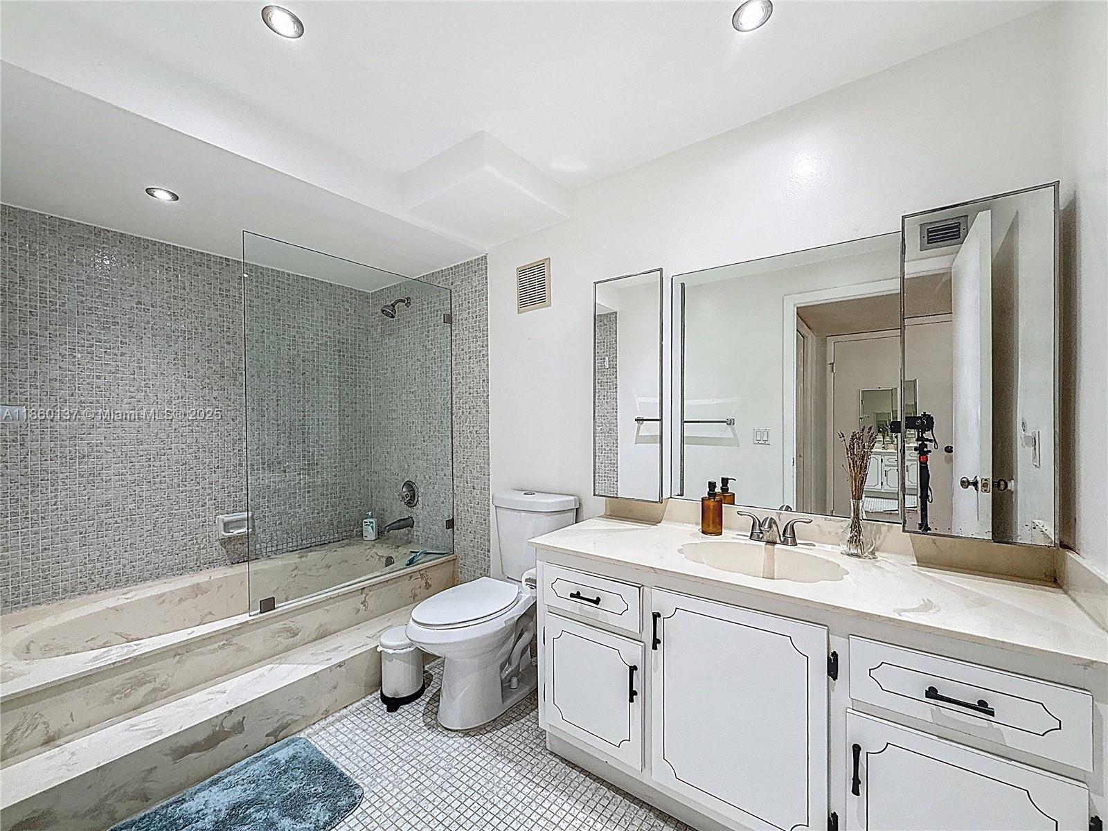 BLDG 9 OF COUNTRY CLUB AP - Residential