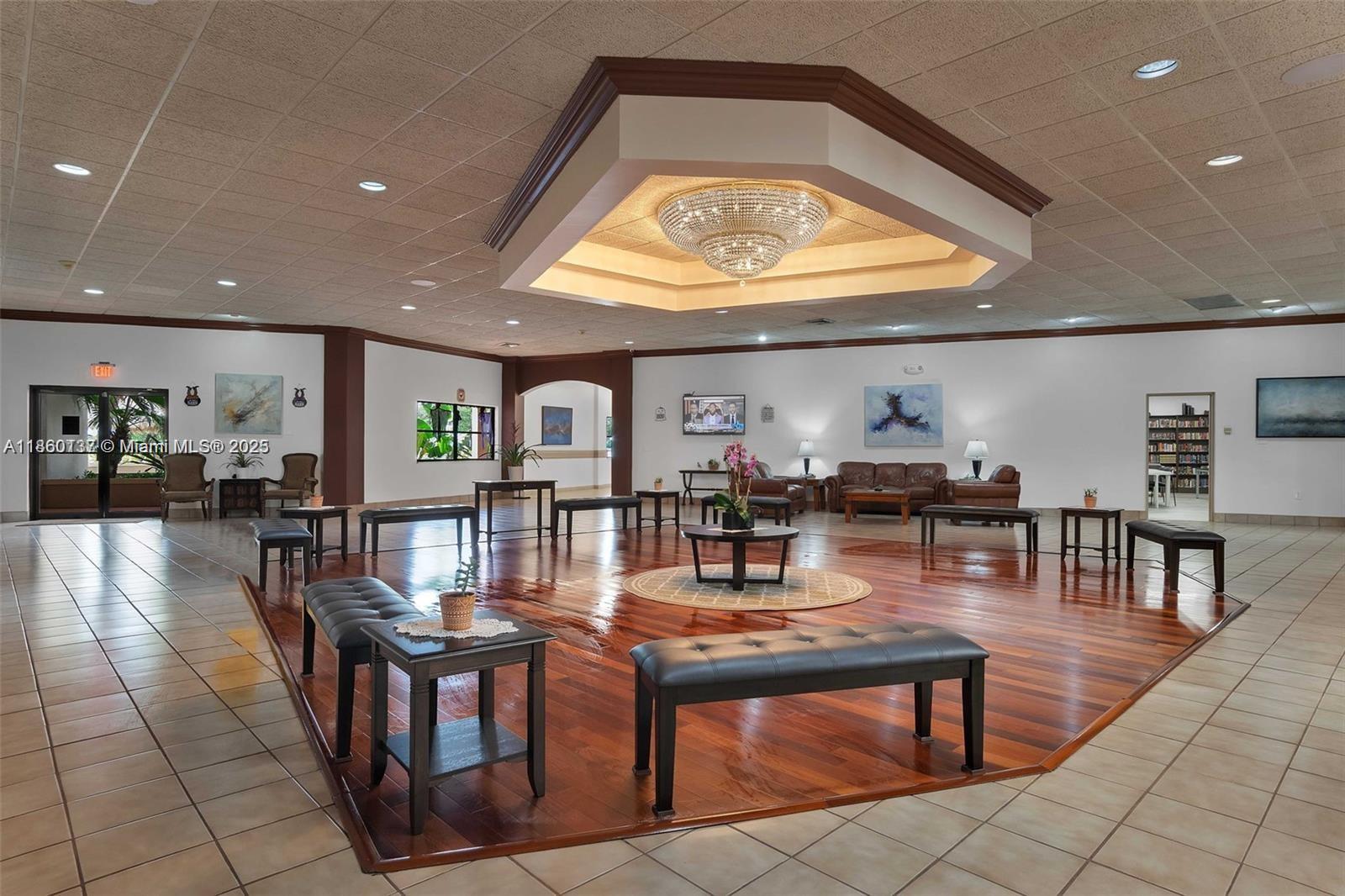 BLDG 9 OF COUNTRY CLUB AP - Residential