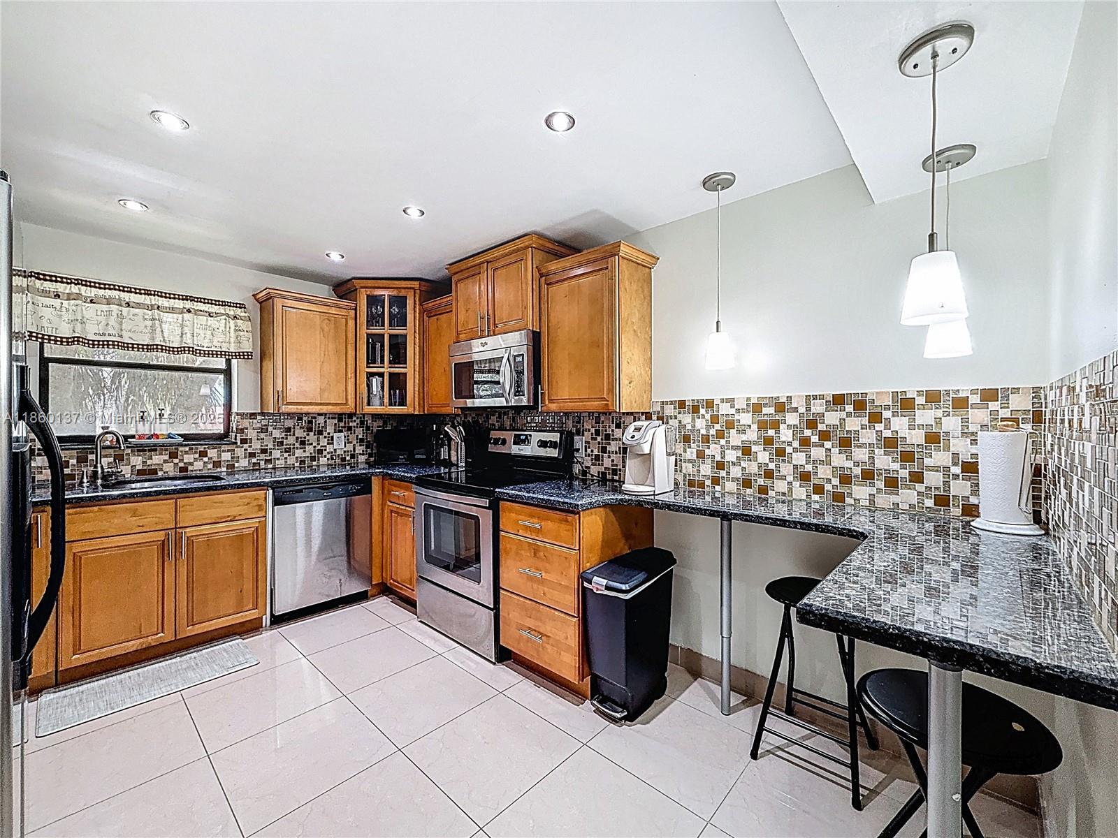 BLDG 9 OF COUNTRY CLUB AP - Residential