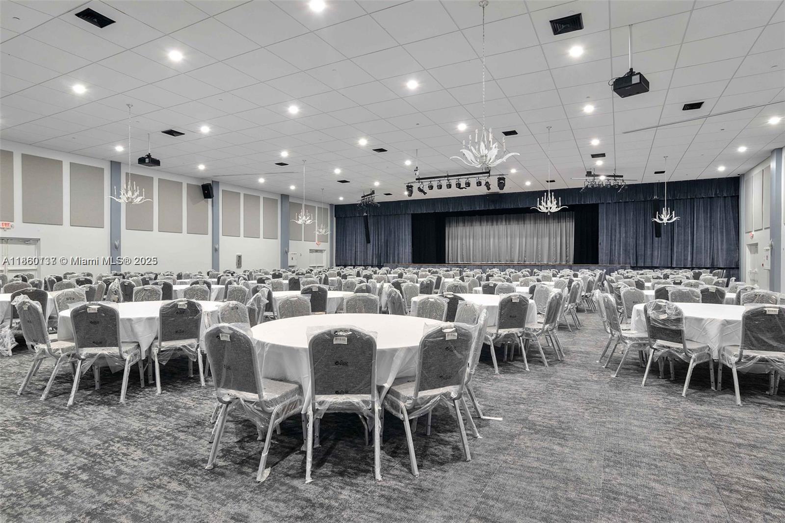 BLDG 9 OF COUNTRY CLUB AP - Residential