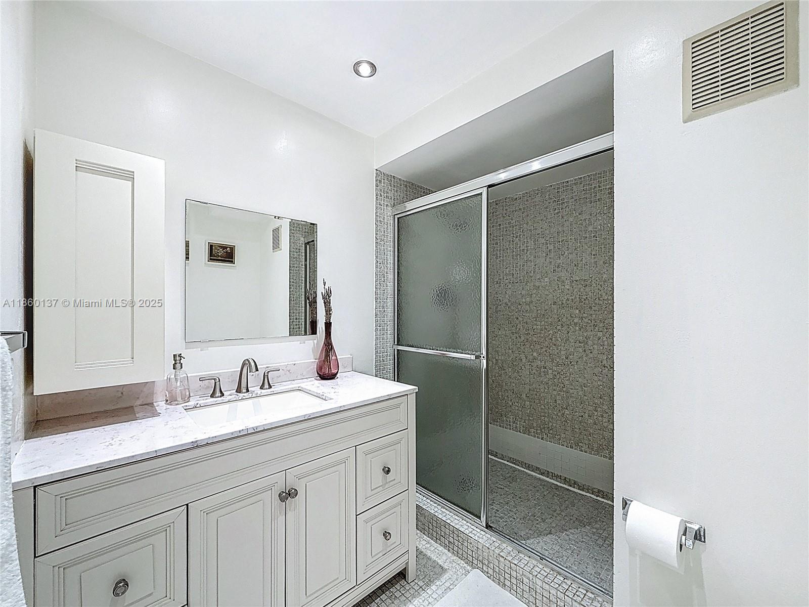 BLDG 9 OF COUNTRY CLUB AP - Residential