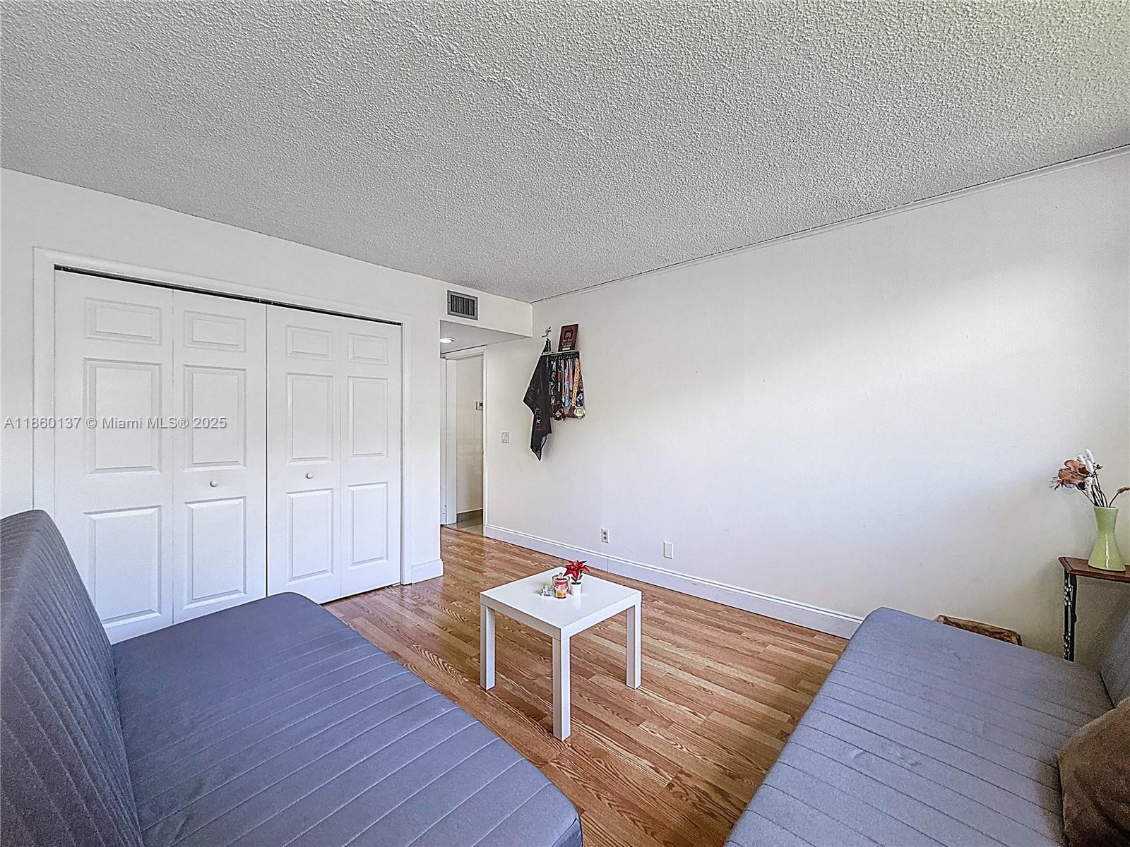 BLDG 9 OF COUNTRY CLUB AP - Residential