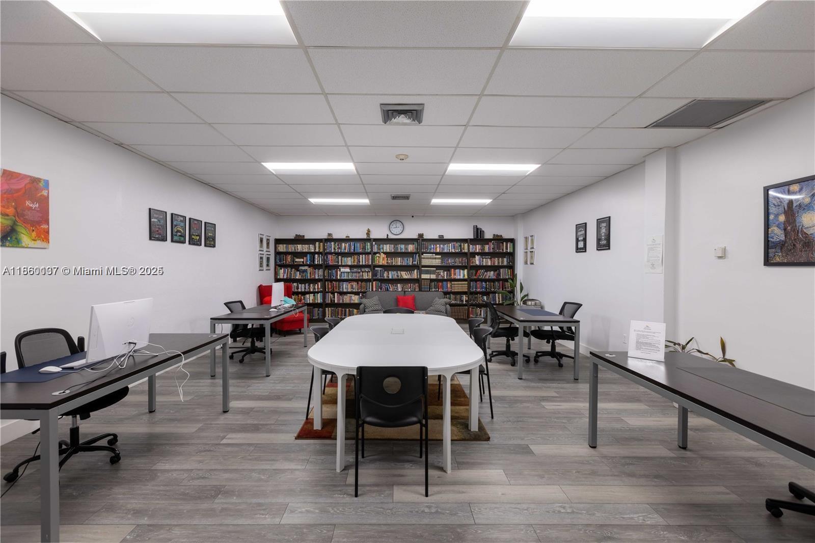 BLDG 9 OF COUNTRY CLUB AP - Residential