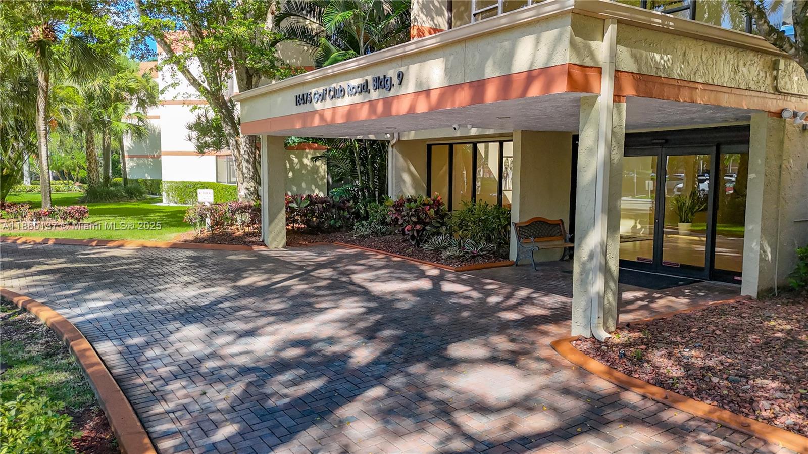 BLDG 9 OF COUNTRY CLUB AP - Residential