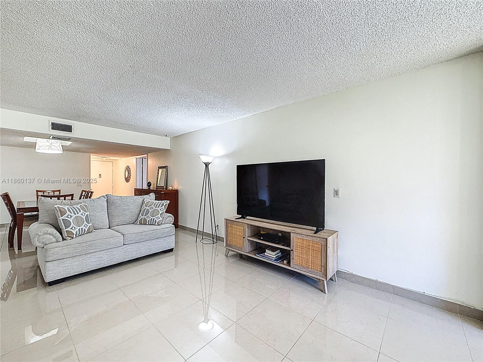 BLDG 9 OF COUNTRY CLUB AP - Residential