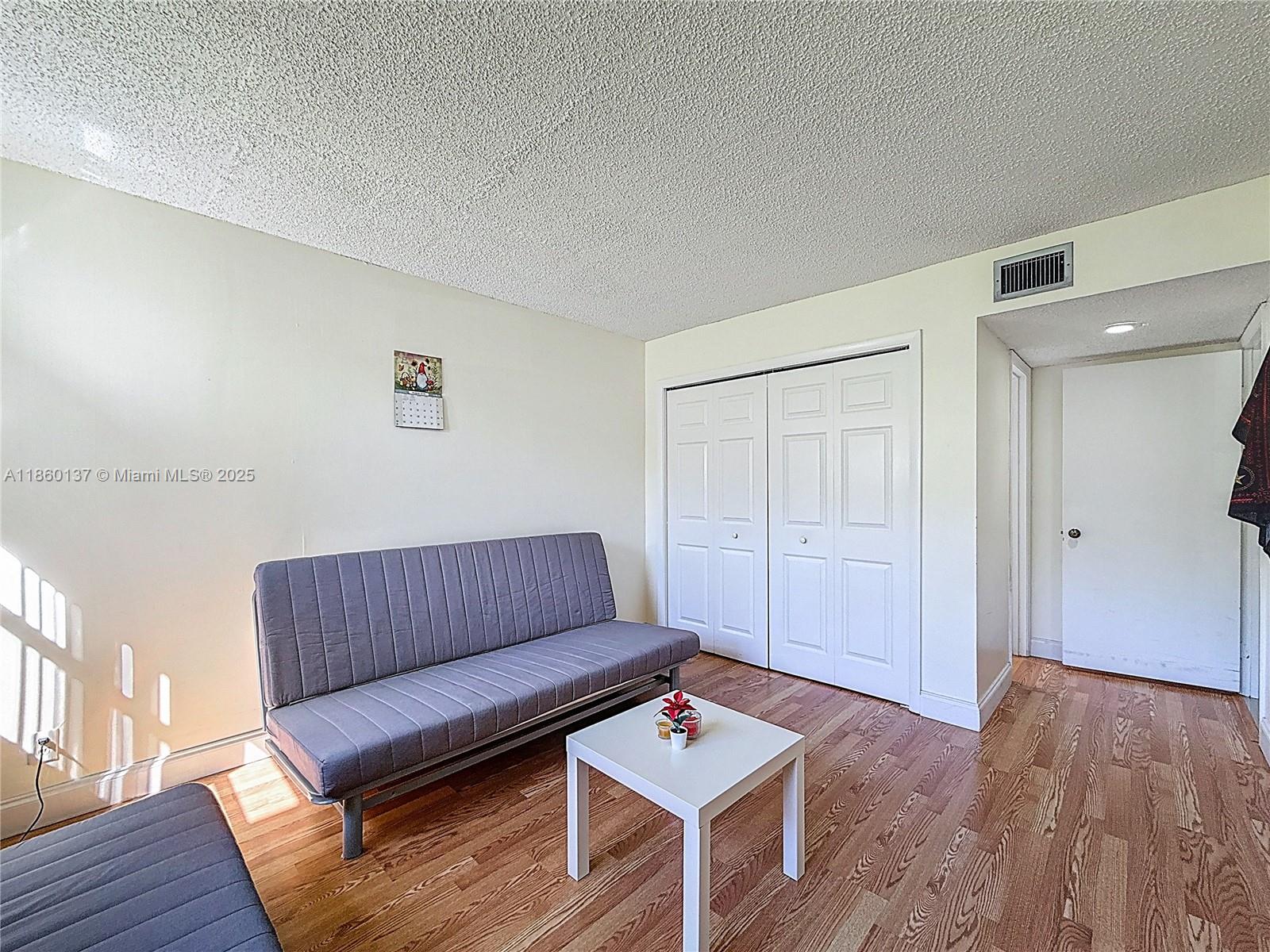 BLDG 9 OF COUNTRY CLUB AP - Residential