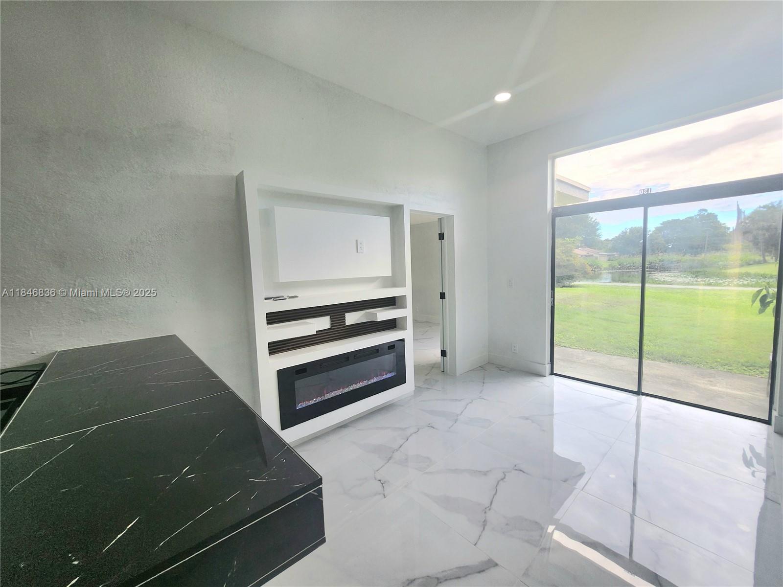 2275 SW 81st Ave 130, Davie, FL, 33324/$359,000 4 2275 SW 81st Ave 130