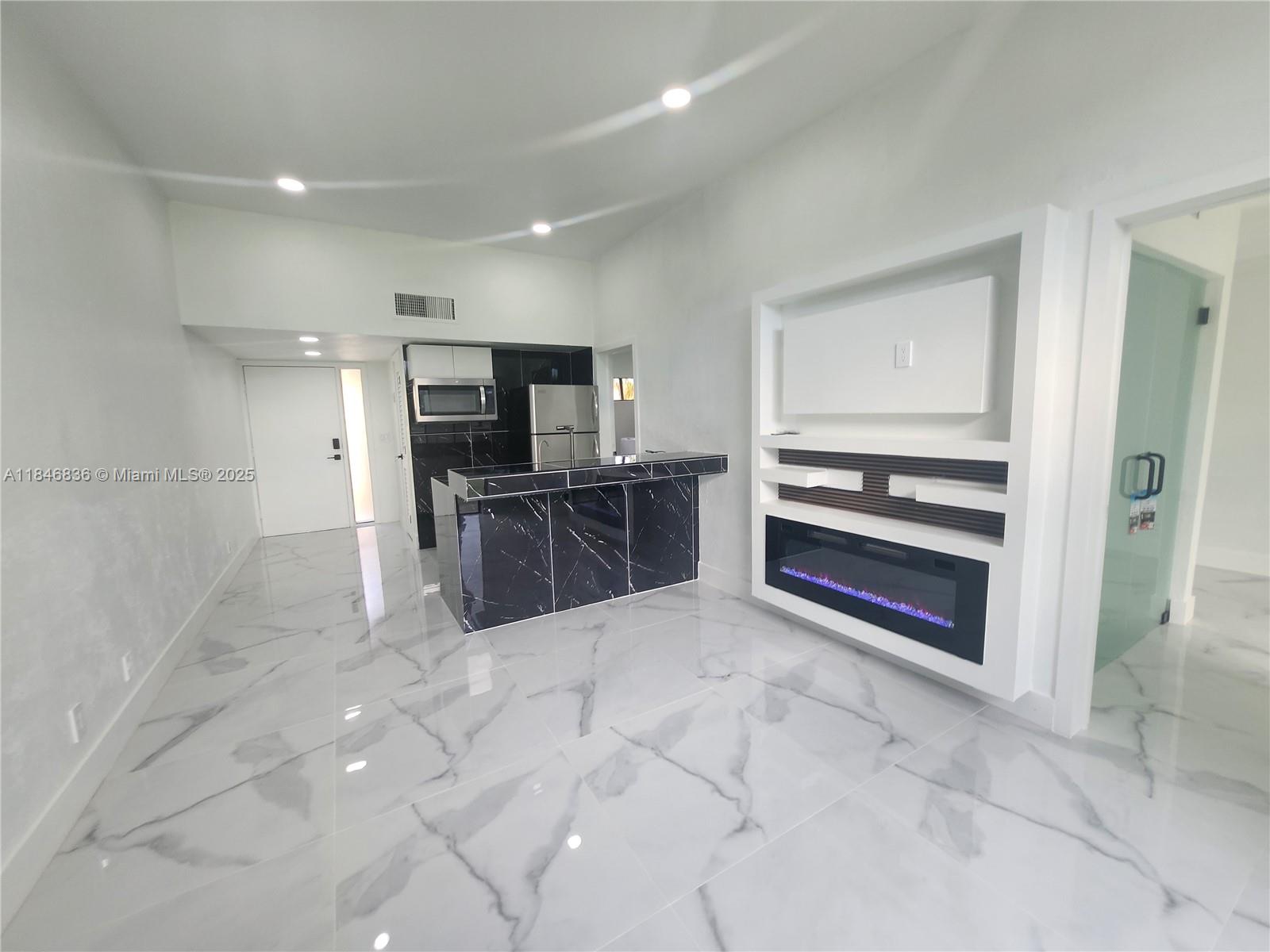 2275 SW 81st Ave 130, Davie, FL, 33324/$359,000 1 2275 SW 81st Ave 130