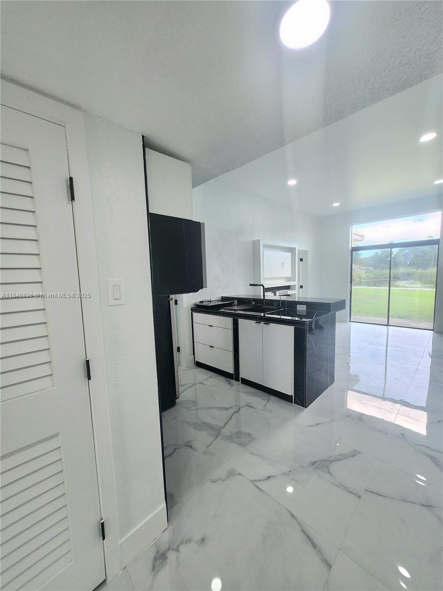 2275 SW 81st Ave 130, Davie, FL, 33324/$359,000 2 2275 SW 81st Ave 130